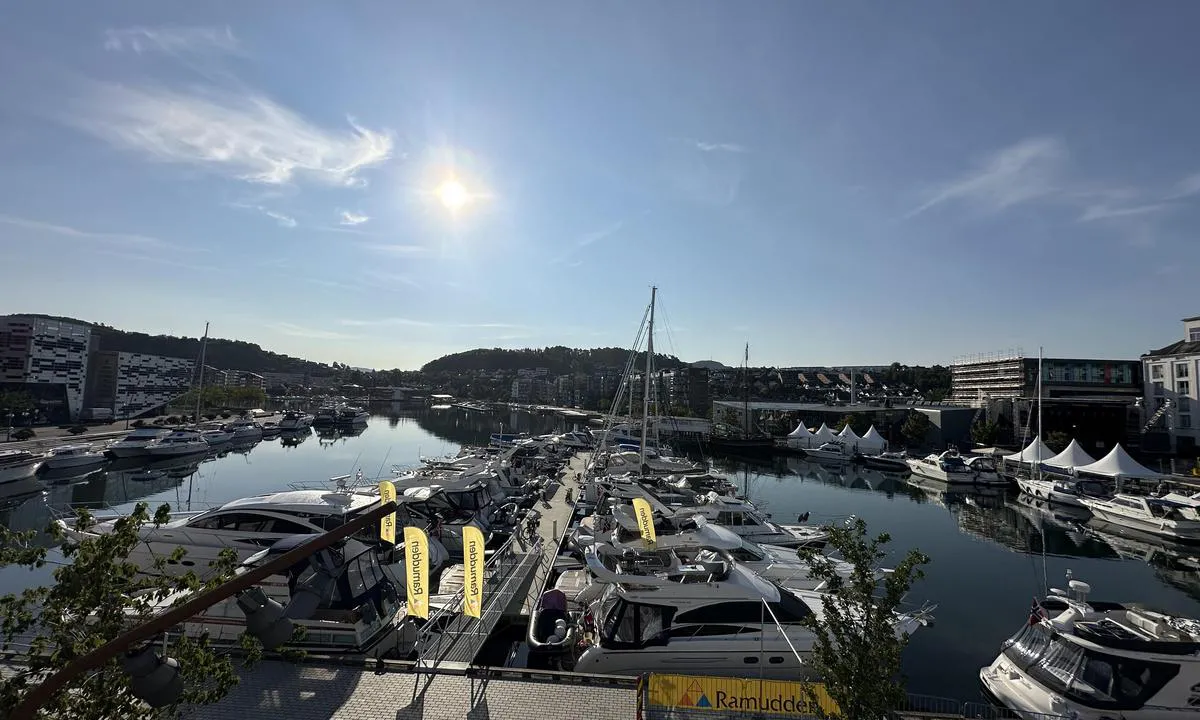 {"base": "no", "no": "Sandnes havn under blink-festivalen. Mye aktivitet i havnen med konserter og underholdning.", "se": "Sandnes hamn under blink-festivalen. Mycket aktivitet i hamnen med konserter och underh\u00e5llning.", "en": "Sandnes harbor during the Blink Festival. Lots of activity in the harbor with concerts and entertainment.", "da": "Sandnes havn under Blink festivalen. Meget aktivitet i havnen med koncerter og underholdning."}
