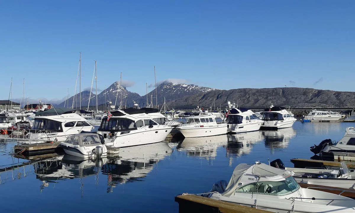 Sandnessjøen Båtforening: {"base": "no", "no": "Gjestebryggen. (sett fra nord)", "se": "G\u00e4stbryggan. (sett fr\u00e5n norr)", "en": "Guest dock. (viewed from the north)", "da": "G\u00e6stebroen. (set fra nord)"}
