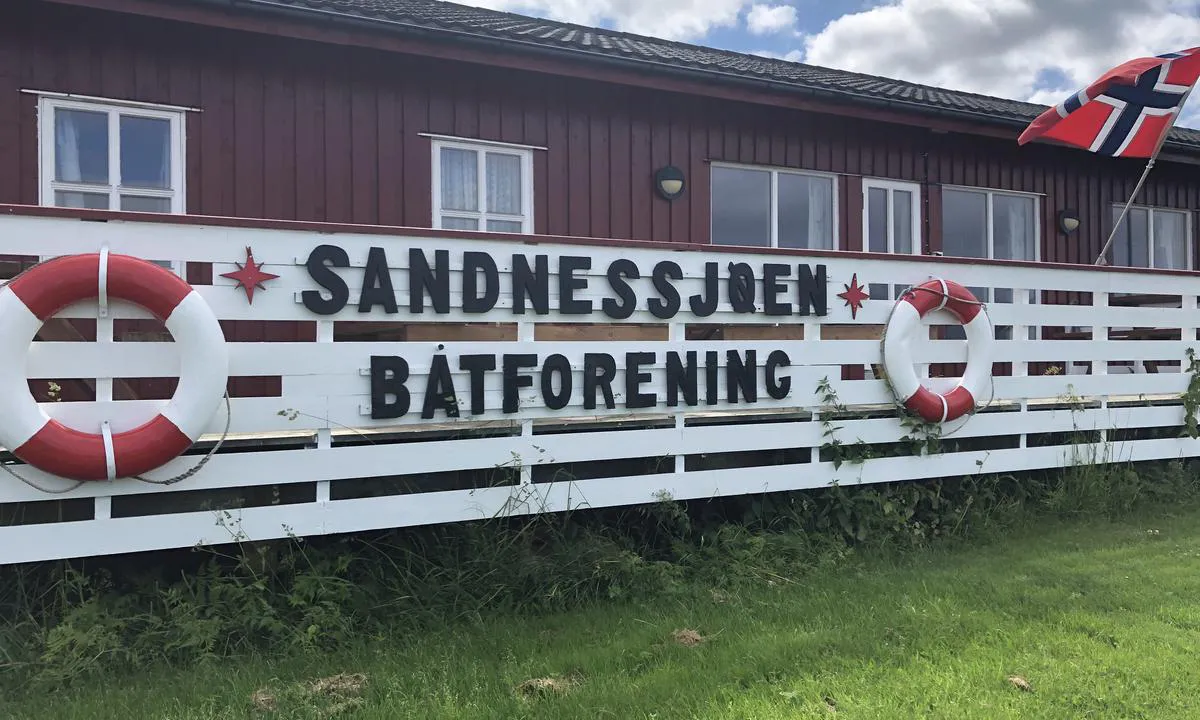 Sandnessjøen Båtforening: {"base": "no", "no": "Det er Sandnessj\u00f8en B\u00e5tforening som driver gjestehavna.", "se": "Det \u00e4r Sandnessj\u00f8en B\u00e5tforening som driver g\u00e4sthamnen.", "en": "It is Sandnessj\u00f8en Boat Association that operates the guest harbor.", "da": "Det er Sandnessj\u00f8en B\u00e5deforening som driver g\u00e6stehavnen."}