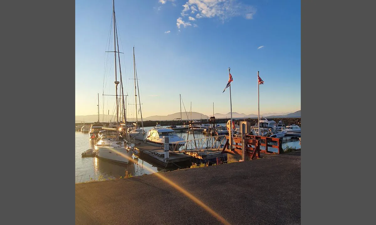 Sandnessjøen Båtforening: {"base": "no", "no": "Gjestebryggen.", "se": "G\u00e4stbryggan.", "en": "The Guest Dock.", "da": "G\u00e6stebroen."}