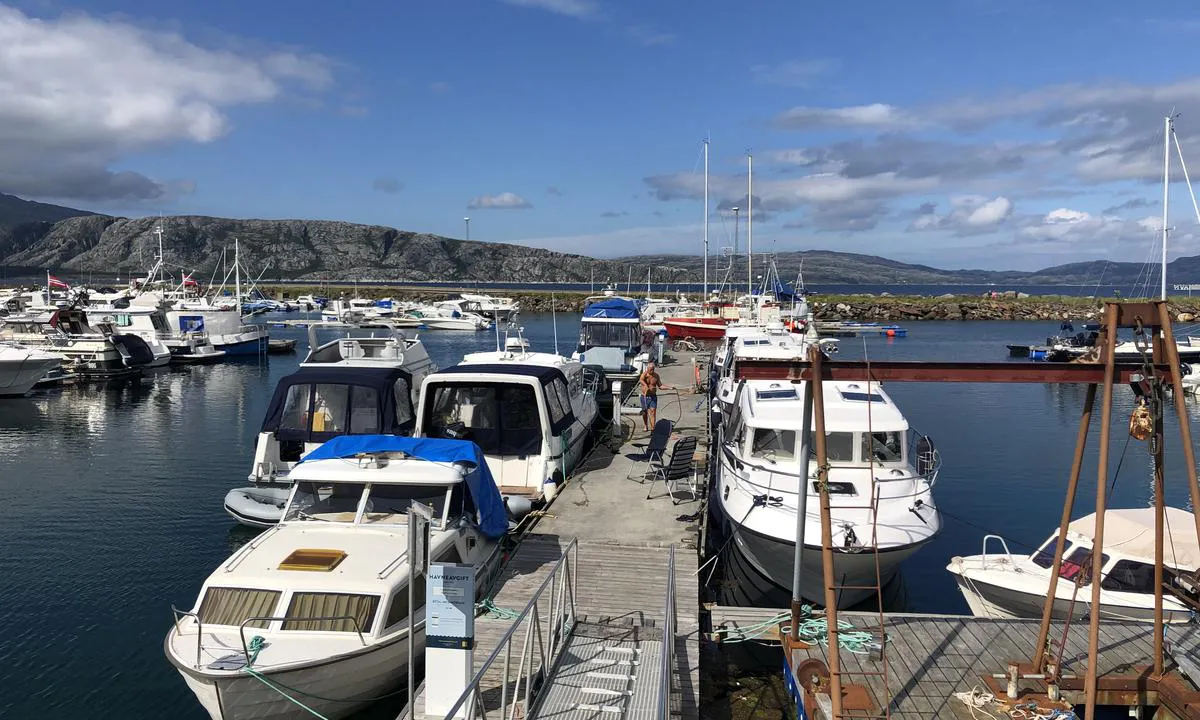 Sandnessjøen Båtforening: {"base": "no", "no": "Det er longside fort\u00f8ying til flytebrygge i gjestehavna til Sandnessj\u00f8en B\u00e5tforening.", "se": "Det \u00e4r l\u00e5ngskepps f\u00f6rt\u00f6jning till flytbrygga i g\u00e4sthamnen till Sandnessj\u00f8en B\u00e5tforening.", "en": "There is alongside mooring at the floating dock in the guest harbor of Sandnessj\u00f8en Boat Association.", "da": "Der er langskibs fort\u00f8jning til flydebroen i g\u00e6stehavnen til Sandnessj\u00f8en B\u00e5dforening."}