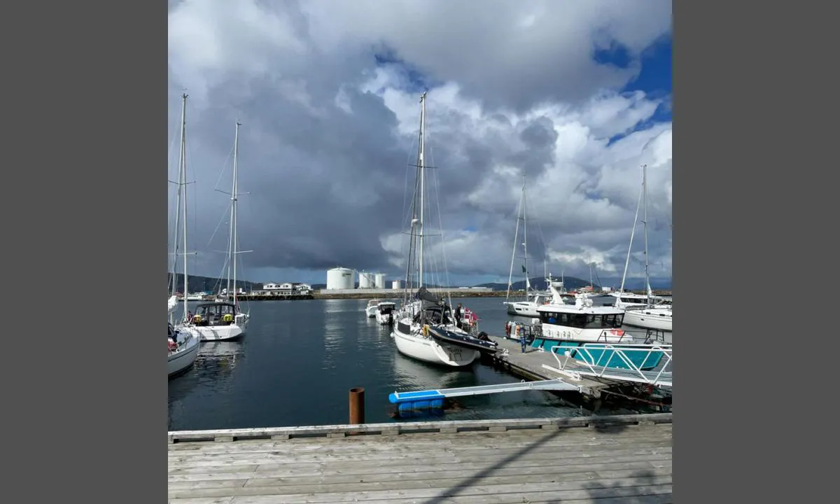 Sandnessjøen Gjestehavn (Sentrum): Stor flott gjestehavn. Rett ovenfor gjestehavna er det nå kommer et bygg med do, dusj og vaskemaskin.