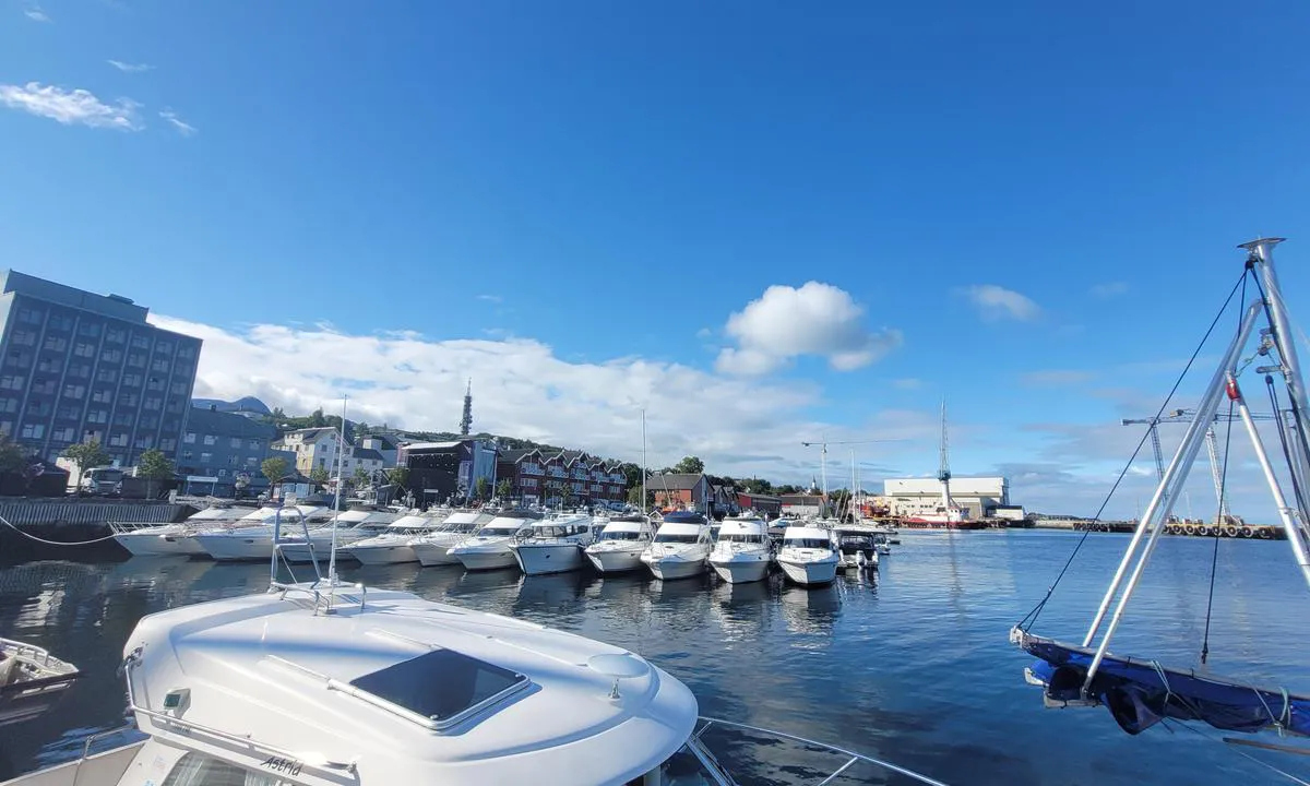Sandnessjøen Gjestehavn (Sentrum): {"base": "no", "no": "Relativt fullt i havna n\u00e5r det er konsert p\u00e5 kvelden", "se": "Relativt fullt i hamnen n\u00e4r det \u00e4r konsert p\u00e5 kv\u00e4llen", "en": "Relatively full in the harbour when there is a concert in the evening", "da": "Relativt fyldt i havnen n\u00e5r der er koncert om aftenen"}