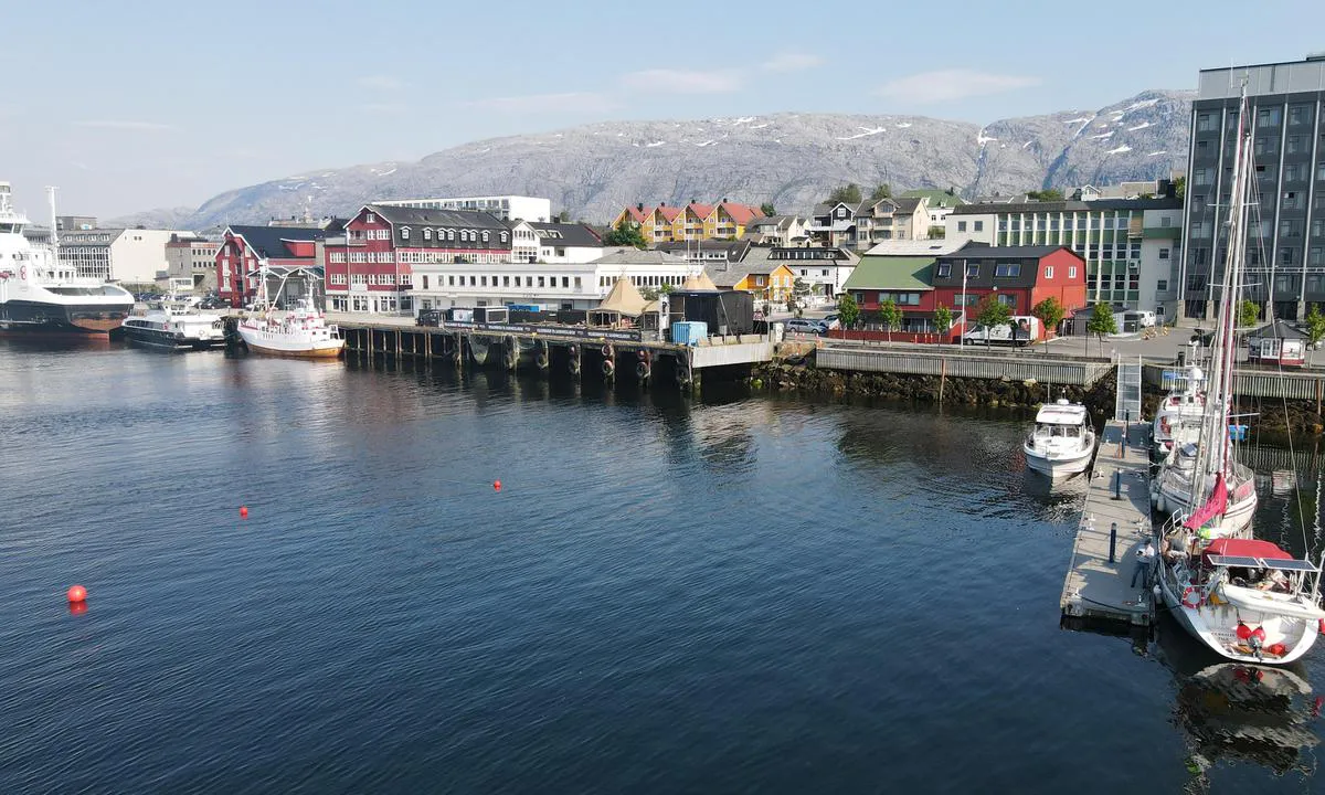 Sandnessjøen. Havnevesenet skall/ har lagt ut brgge der markørene er  til venstre i bildt