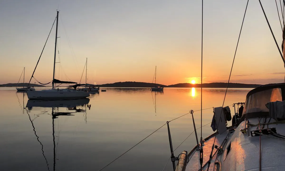 Sandøbukta: {"base": "no", "no": "Soloppgang p\u00e5 anker ved Sand\u00f8bukta. Dette er en popul\u00e6r ankringsplass om sommeren, og det kan ligge titalls b\u00e5ter p\u00e5 svai her gjennom rolige netter hvor man kan legge seg lenger ut (der er man utsatt om det bl\u00e5ser mer).", "se": "Soluppg\u00e5ng p\u00e5 ankare vid Sand\u00f6viken. Detta \u00e4r en popul\u00e4r ankringsplats p\u00e5 sommaren, och det kan ligga tiotals b\u00e5tar p\u00e5 svaj h\u00e4r genom lugna n\u00e4tter d\u00e4r man kan l\u00e4gga sig l\u00e4ngre ut (d\u00e4r \u00e4r man utsatt om det bl\u00e5ser mer).", "en": "Sunrise at anchor in Sand\u00f8bukta. This is a popular anchorage in the summer, and there can be dozens of boats swinging on their anchors here through calm nights where one can anchor further out (though there you are exposed if it blows harder).", "da": "Solopgang p\u00e5 anker ved Sand\u00f8bukta. Dette er en popul\u00e6r ankringsplads om sommeren, og det kan ligge adskillige b\u00e5de p\u00e5 svaj her igennem rolige n\u00e6tter hvor man kan l\u00e6gge sig l\u00e6ngere ud (der er man udsat hvis det bl\u00e6ser mere)."}