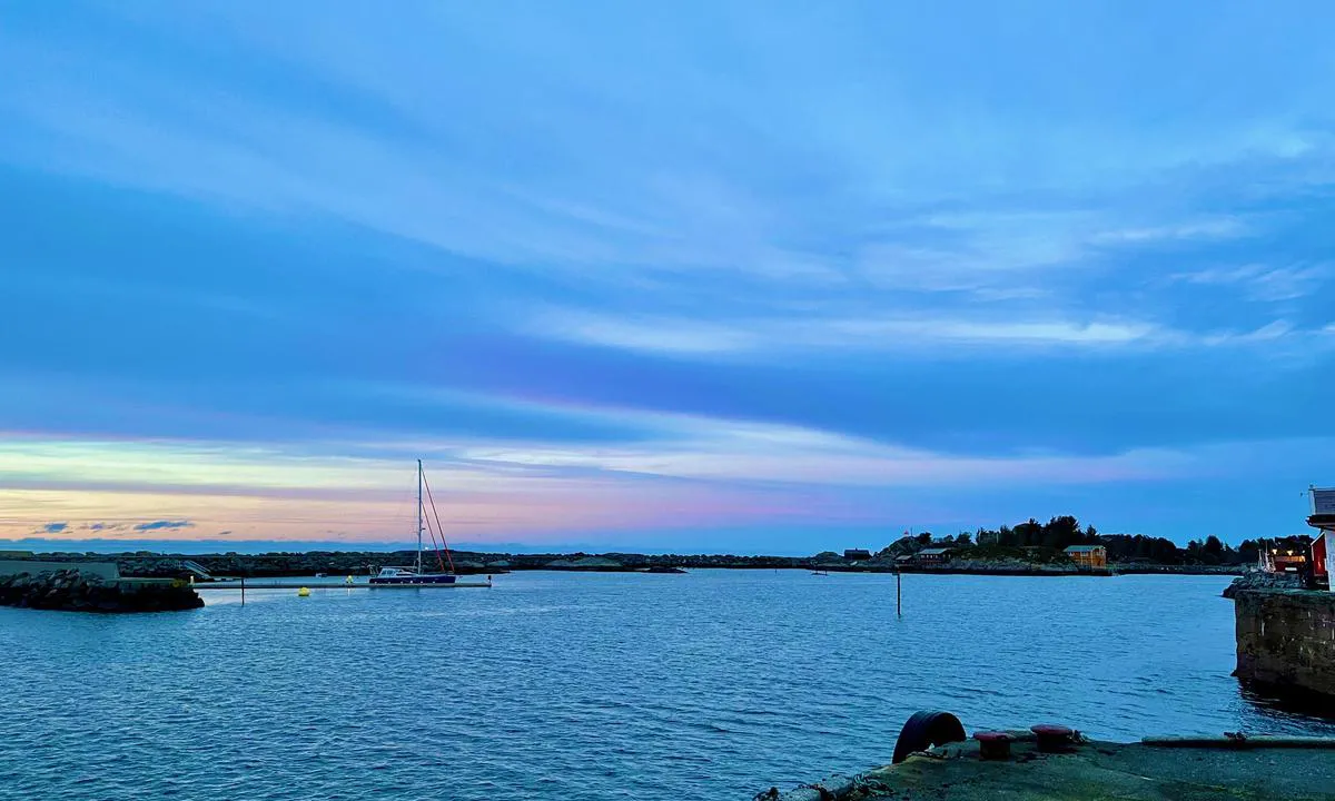 Sandøy: {"base": "no", "no": "Gjestebrygga sees ikke f\u00f8r en er innafor moloen. Bildet tatt fra fergeleiet.", "se": "G\u00e4stbryggan syns inte f\u00f6rr\u00e4n man \u00e4r innanf\u00f6r piren. Bilden tagen fr\u00e5n f\u00e4rjel\u00e4get.", "en": "The guest dock cannot be seen until you are inside the breakwater. Photo taken from the ferry terminal.", "da": "G\u00e6stebroen kan ikke ses f\u00f8r man er indenfor molen. Billedet taget fra f\u00e6rgelejet."}