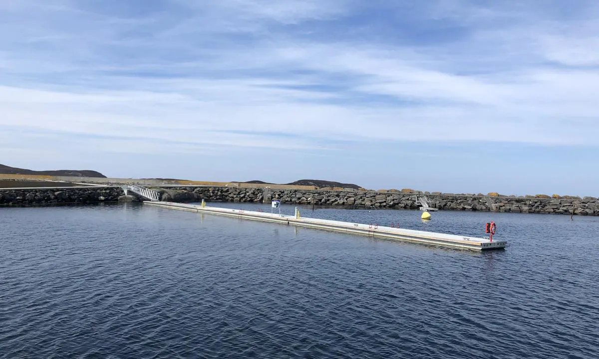 Det er en lang flytebrygger for gjester på Sandøy.