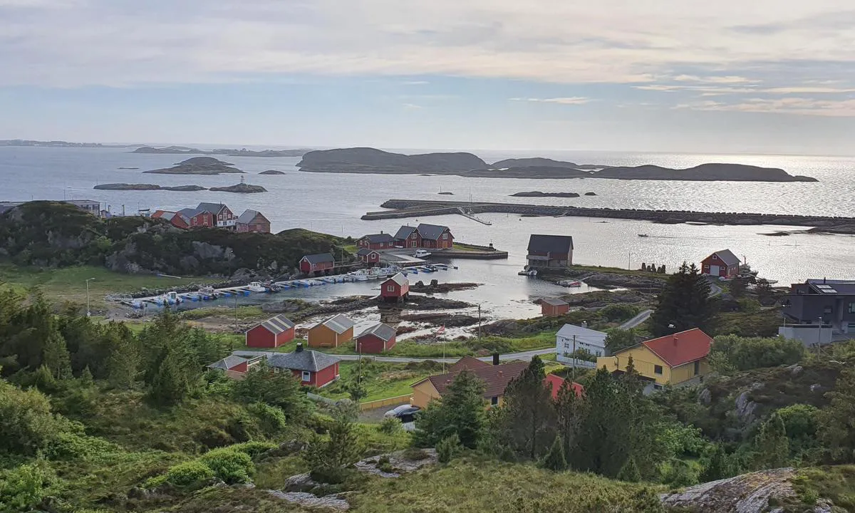 Sandøy - Havnevågen: {"base": "no", "no": "Fra vannt\u00e5rnet, over havna.", "se": "Fr\u00e5n vattentornet, \u00f6ver hamnen.", "en": "From the water tower, over the harbor.", "da": "Fra vandt\u00e5rnet, over havnen."}