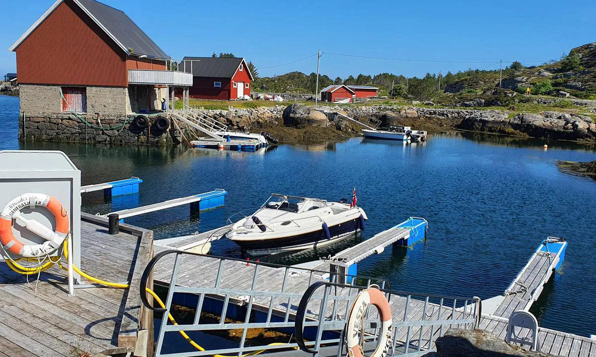 Sandøy - Havnevågen: {"base": "no", "no": "Sm\u00e5b\u00e5thavna, innerste 'lovlige b\u00e5s'", "se": "Sm\u00e5b\u00e5tshamnen, innersta 'till\u00e5tna plats'", "en": "The small boat harbor, the innermost 'legal berth'", "da": "Sm\u00e5b\u00e5dshavnen, inderste 'lovlige b\u00e5s'"}