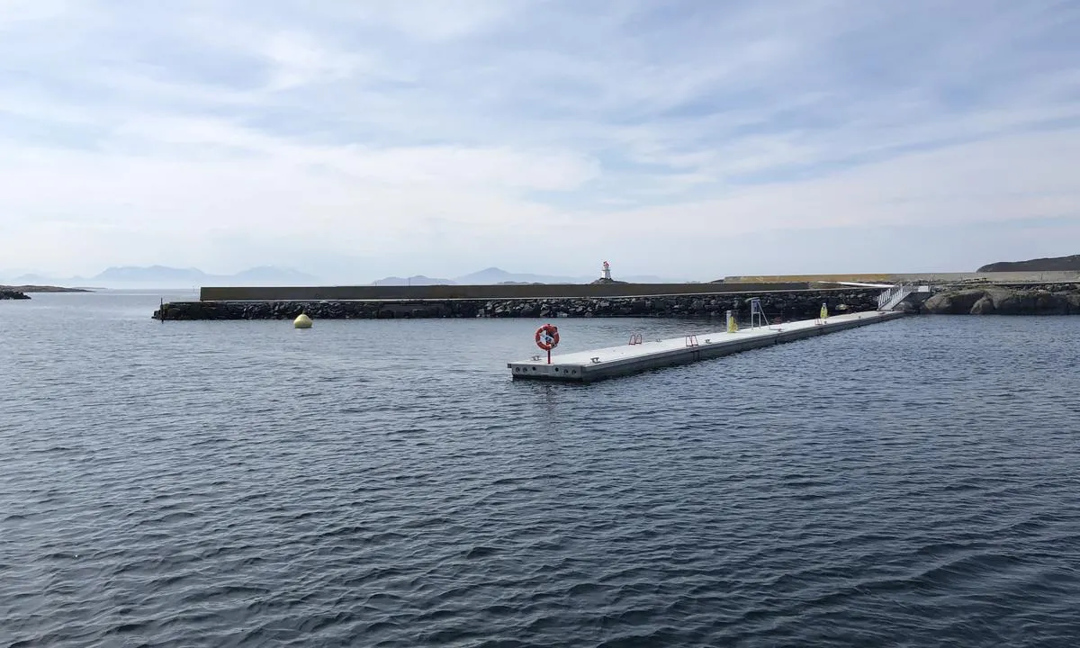 Sandøy: {"base": "no", "no": "Gjestebrygga p\u00e5 Sand\u00f8y ligger beskyttet innenfor en molo, men er utsatt p\u00e5 s\u00f8rlige vinder.", "se": "G\u00e4stbryggan p\u00e5 Sand\u00f8y ligger skyddad innanf\u00f6r en pir, men \u00e4r utsatt f\u00f6r sydliga vindar.", "en": "The guest pier at Sand\u00f8y is protected within a breakwater, but is exposed to southern winds.", "da": "G\u00e6stebroen p\u00e5 Sand\u00f8 ligger beskyttet inden for en mole, men er udsat for sydlige vinde."}