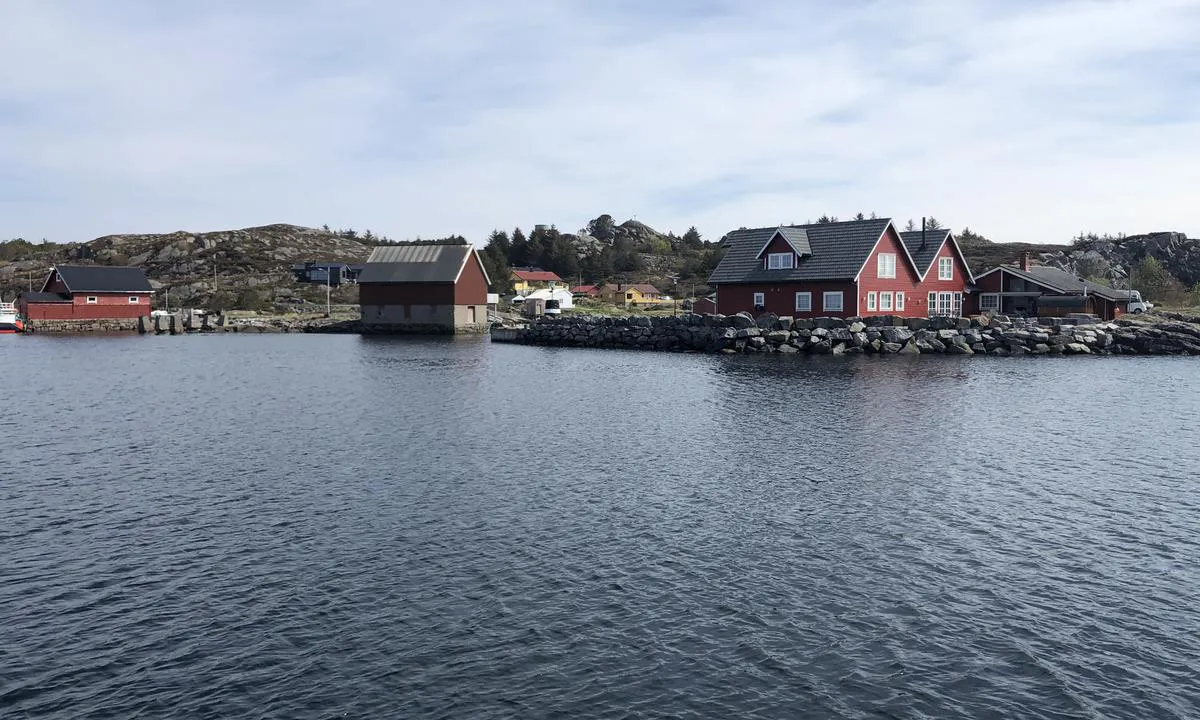 Sandøy: {"base": "no", "no": "Havna p\u00e5 Sand\u00f8y.", "se": "Hamn p\u00e5 Sand\u00f6.", "en": "The harbour at Sand\u00f8y.", "da": "Havnen p\u00e5 Sand\u00f8."}