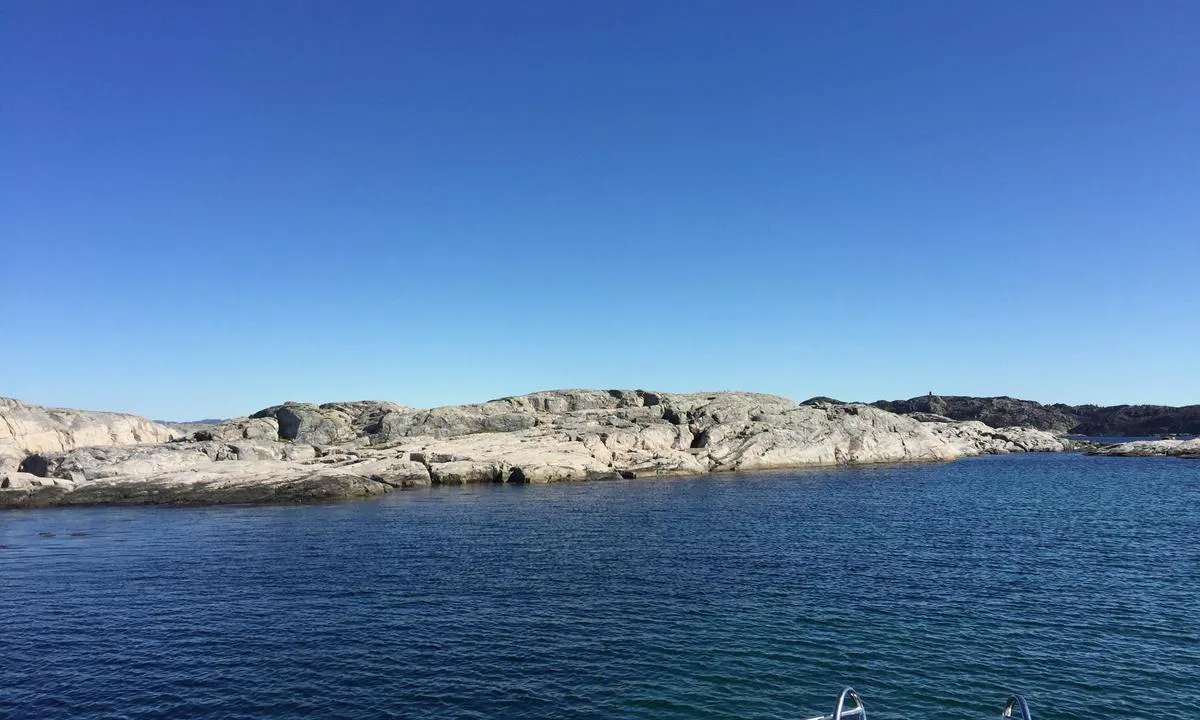 Sandøy - Turøy: {"base": "no", "no": "Inne i lagunen, noen bolter i fjellet ved det lyse svaberget ca midt i bildet.", "se": "Inne i lagunen, n\u00e5gra bultar i berget vid det ljusa klippan ungef\u00e4r mitt i bilden.", "en": "Inside the lagoon, some bolts in the rock at the light-colored smooth rocky area approximately in the middle of the picture.", "da": "Inde i lagunen, nogle bolte i fjeldet ved det lyse svaberg ca midt i billedet.", "fr": "\u00c0 l'int\u00e9rieur du lagon, quelques boulons dans la roche pr\u00e8s du rocher clair environ au milieu de l'image.", "de": "In der Lagune einige Bolzen im Felsen bei den hellen Glattfelsen etwa in der Mitte des Bildes.", "es": "Dentro de la laguna, algunos pernos en la roca en el afloramiento claro aproximadamente en el centro de la imagen.", "it": "All'interno della laguna, alcuni bulloni nella roccia vicino alla scogliera chiara circa al centro dell'immagine.", "pt": "Dentro da lagoa, alguns parafusos na rocha junto ao afloramento rochoso claro aproximadamente no meio da imagem.", "nl": "Binnen in de lagune, enkele bouten in de rots bij het lichte bergplateau ongeveer in het midden van de afbeelding.", "pl": "Wewn\u0105trz laguny, kilka \u015brub w skale przy jasnym nagim kamieniu mniej wi\u0119cej po\u015brodku obrazu.", "uk": "\u0423\u0441\u0435\u0440\u0435\u0434\u0438\u043d\u0456 \u043b\u0430\u0433\u0443\u043d\u0438, \u043a\u0456\u043b\u044c\u043a\u0430 \u0431\u043e\u043b\u0442\u0456\u0432 \u0443 \u0441\u043a\u0435\u043b\u0456 \u0431\u0456\u043b\u044f \u0441\u0432\u0456\u0442\u043b\u043e\u0457 \u0441\u043a\u0435\u043b\u044f\u0441\u0442\u043e\u0457 \u0434\u0456\u043b\u044f\u043d\u043a\u0438 \u043f\u0440\u0438\u0431\u043b\u0438\u0437\u043d\u043e \u043f\u043e\u0441\u0435\u0440\u0435\u0434\u0438\u043d\u0456 \u0437\u043e\u0431\u0440\u0430\u0436\u0435\u043d\u043d\u044f.", "ro": "\u00cen interiorul lagunei, c\u00e2teva bol\u021buri \u00een st\u00e2nc\u0103, l\u00e2ng\u0103 st\u00e2nca luminoas\u0103, aproximativ la mijlocul imaginii.", "tr": "Lag\u00fcn\u00fcn i\u00e7inde, resmin ortas\u0131nda kalan a\u00e7\u0131k renkli kayal\u0131kta baz\u0131 c\u0131vatalar var.", "el": "\u039c\u03ad\u03c3\u03b1 \u03c3\u03c4\u03b7 \u03bb\u03b9\u03bc\u03bd\u03bf\u03b8\u03ac\u03bb\u03b1\u03c3\u03c3\u03b1, \u03bb\u03af\u03b3\u03b1 \u03bc\u03c0\u03bf\u03c5\u03bb\u03cc\u03bd\u03b9\u03b1 \u03c3\u03c4\u03bf\u03bd \u03b2\u03c1\u03ac\u03c7\u03bf \u03ba\u03bf\u03bd\u03c4\u03ac \u03c3\u03c4\u03bf\u03bd \u03c6\u03c9\u03c4\u03b5\u03b9\u03bd\u03cc \u03b3\u03bb\u03b9\u03c3\u03c4\u03b5\u03c1\u03cc \u03b2\u03c1\u03ac\u03c7\u03bf \u03c0\u03b5\u03c1\u03af\u03c0\u03bf\u03c5 \u03c3\u03c4\u03b7 \u03bc\u03ad\u03c3\u03b7 \u03c4\u03b7\u03c2 \u03b5\u03b9\u03ba\u03cc\u03bd\u03b1\u03c2.", "cs": "Uvnit\u0159 laguny, n\u011bkolik \u0161roub\u016f v sk\u00e1le u sv\u011btl\u00e9 skaln\u00ed plo\u0161iny p\u0159ibli\u017en\u011b uprost\u0159ed obr\u00e1zku.", "hu": "A lag\u00fan\u00e1ban, n\u00e9h\u00e1ny csavar a szikl\u00e1n\u00e1l a vil\u00e1gos szikl\u00e1s partn\u00e1l, nagyj\u00e1b\u00f3l a k\u00e9p k\u00f6zep\u00e9n.", "fi": "Laguunin sis\u00e4puolella, muutama pultti kalliossa valkoisen sile\u00e4kallion kohdalla, noin keskell\u00e4 kuvaa.", "bg": "\u0412\u044a\u0442\u0440\u0435 \u0432 \u043b\u0430\u0433\u0443\u043d\u0430\u0442\u0430, \u043d\u044f\u043a\u043e\u0438 \u0431\u043e\u043b\u0442\u043e\u0432\u0435 \u0432 \u0441\u043a\u0430\u043b\u0430\u0442\u0430 \u0434\u043e \u0441\u0432\u0435\u0442\u043b\u043e\u0442\u043e \u0433\u043b\u0430\u0434\u043a\u043e \u043a\u0430\u043c\u0435\u043d\u043d\u043e \u043a\u043e\u0440\u0438\u0442\u043e, \u043f\u0440\u0438\u0431\u043b\u0438\u0437\u0438\u0442\u0435\u043b\u043d\u043e \u0432 \u0441\u0440\u0435\u0434\u0430\u0442\u0430 \u043d\u0430 \u0438\u0437\u043e\u0431\u0440\u0430\u0436\u0435\u043d\u0438\u0435\u0442\u043e.", "sr": "\u0423 \u0443\u043d\u0443\u0442\u0440\u0430\u0448\u045a\u043e\u0441\u0442\u0438 \u043b\u0430\u0433\u0443\u043d\u0435, \u043d\u0435\u043a\u0438 \u0432\u0438\u0458\u0446\u0438 \u0443 \u0441\u0442\u0435\u043d\u0430\u043c\u0430 \u043f\u043e\u0440\u0435\u0434 \u0441\u0432\u0435\u0442\u043b\u043e\u0433 \u0433\u043b\u0430\u0442\u043a\u043e\u0433 \u043a\u0430\u043c\u0435\u043d\u0430 \u043f\u0440\u0438\u0431\u043b\u0438\u0436\u043d\u043e \u0443 \u0441\u0440\u0435\u0434\u0438\u043d\u0438 \u0441\u043b\u0438\u043a\u0435.", "et": "Laguunis sees, m\u00f5ned poltid kaljus heledal kaldakivil umbes pildi keskel.", "lv": "Iek\u0161\u0101 lag\u016bn\u0101, da\u017ei skr\u016bvsp\u012b\u013ci klin\u0161ain\u0101 krast\u0101 pie gai\u0161\u0101s klints plankuma aptuveni bildes vid\u016b.", "lt": "Lag\u016bnos viduje, keletas var\u017et\u0173 uoloje prie \u0161viesios uolienos ma\u017edaug paveikslo viduryje."}