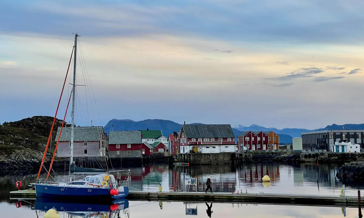 Sandøy: {"base": "no", "no": "Masse plass, gode dybder.  Str\u00f8m og vann p\u00e5 brygga", "se": "Massor av plats, bra djup. Str\u00f6m och vatten p\u00e5 bryggan", "en": "Lots of space, good depths. Power and water on the pier.", "da": "Masser af plads, gode dybder. Str\u00f8m og vand p\u00e5 kajen."}