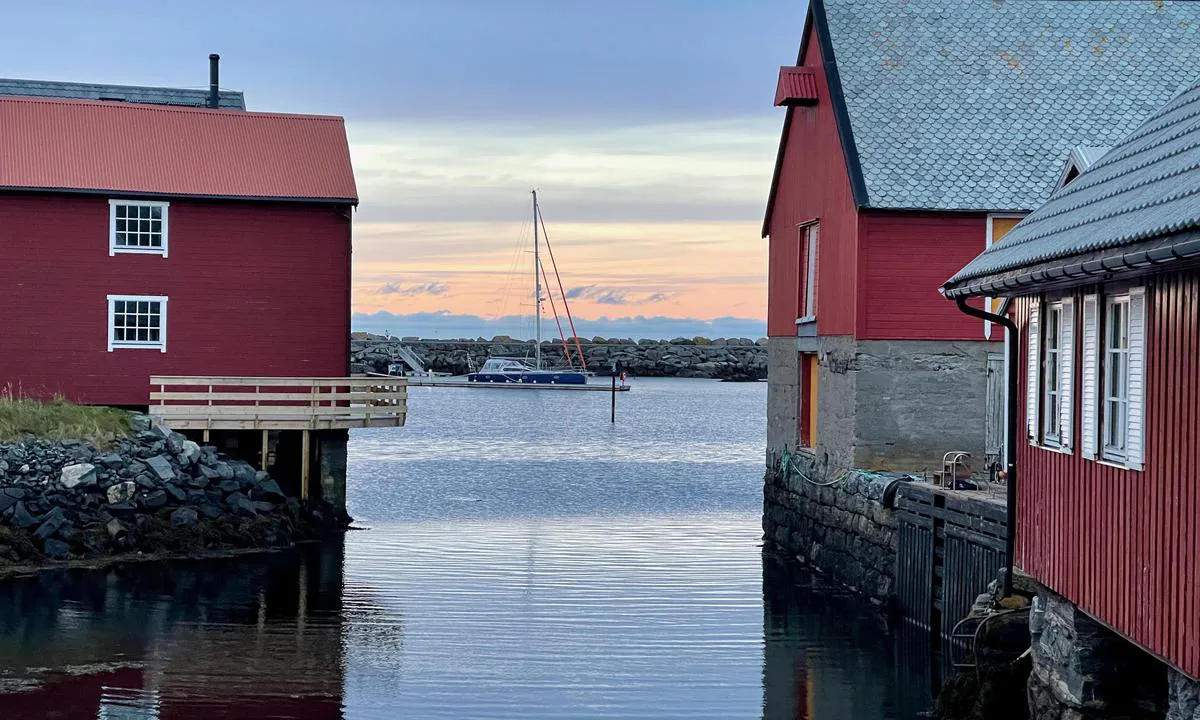 Sandøy: Fin rusletur fra moloen og rundt til "sentrum" med en liten butikk og fergeleie.