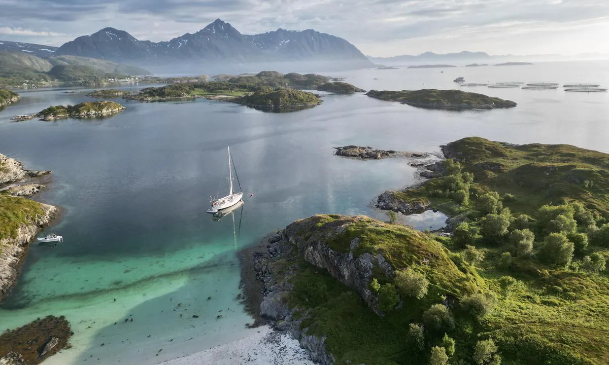 Sandøya ved Helløy - Harstad: Fin  plass. Bojen ligger nära land. Bättre att ankra längre ut