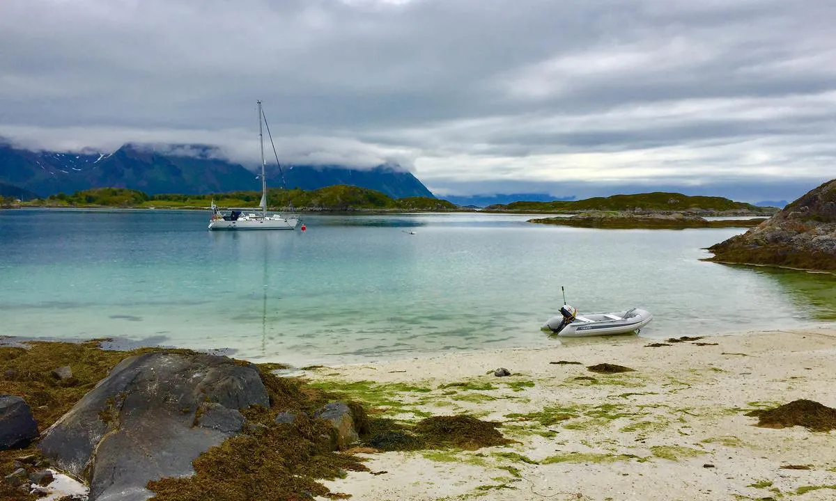 Sandøya ved Helløy - Harstad: Nydelige Sandøy. KNB-bøye.