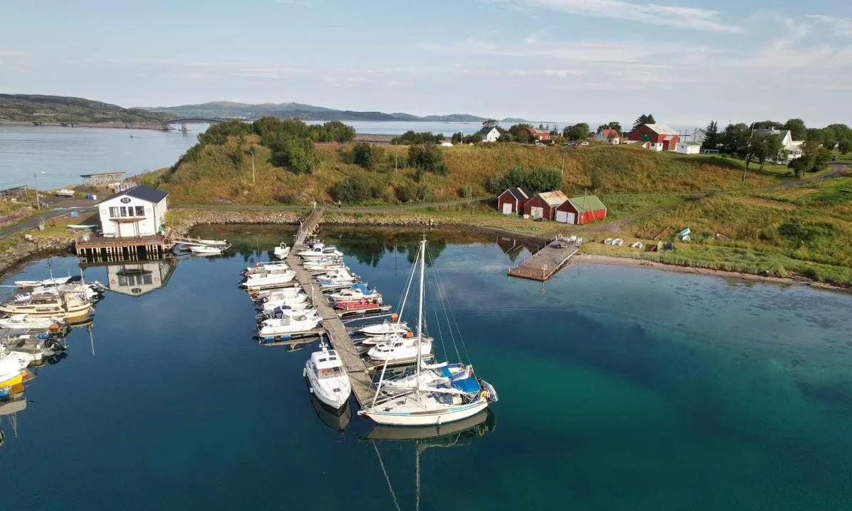 Sandsøy Marina: Var ikke plass langsmed gjestebrygga som er til venstre så måtte legge meg utpå.
