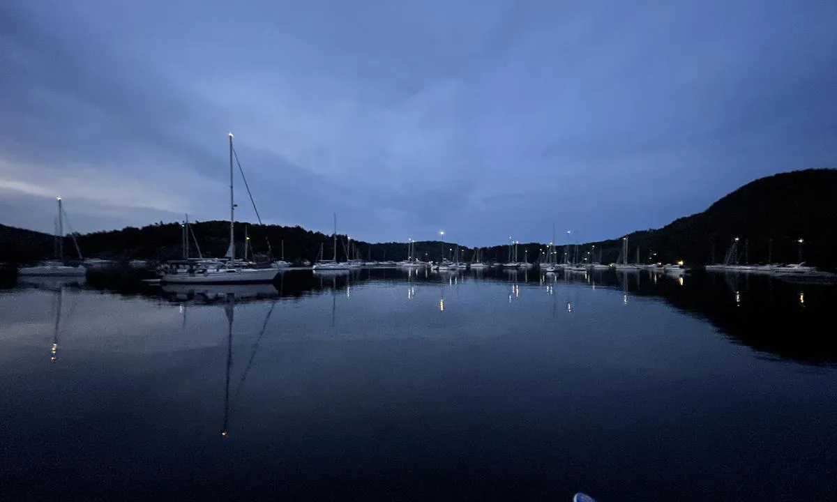 Sandspollen: {"base": "no", "no": "Kveldsstemning med mange b\u00e5ter p\u00e5 anker.", "se": "Kv\u00e4llsst\u00e4mning med m\u00e5nga b\u00e5tar f\u00f6r ankar.", "en": "Evening atmosphere with many boats at anchor.", "da": "Aftenstemning med mange b\u00e5de p\u00e5 anker."}
