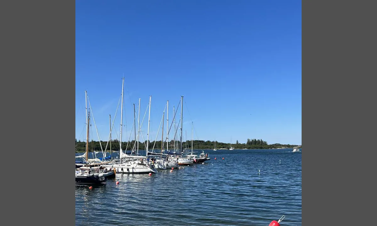 Sandvik - Munkvärvan: Harbour with boje