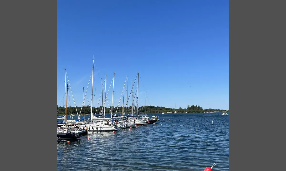 Sandvik - Munkvärvan: {"base": "en", "no": "Havn med b\u00f8ye", "se": "Hamnen med boj", "en": "Harbour with boje", "da": "Havn med b\u00f8je"}