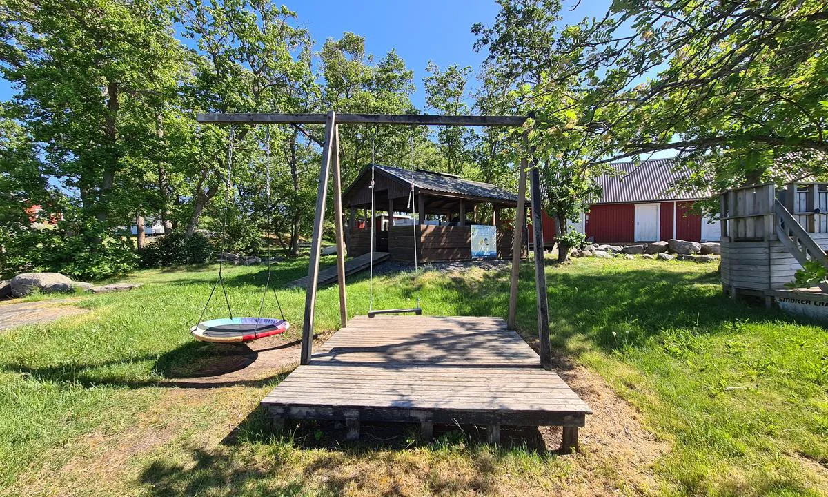 Sandvik - Munkvärvan: {"base": "en", "no": "lekeplass og grillplass", "se": "lekplats och grillstation", "en": "playground and bbq station", "da": "legeplads og grillstation"}
