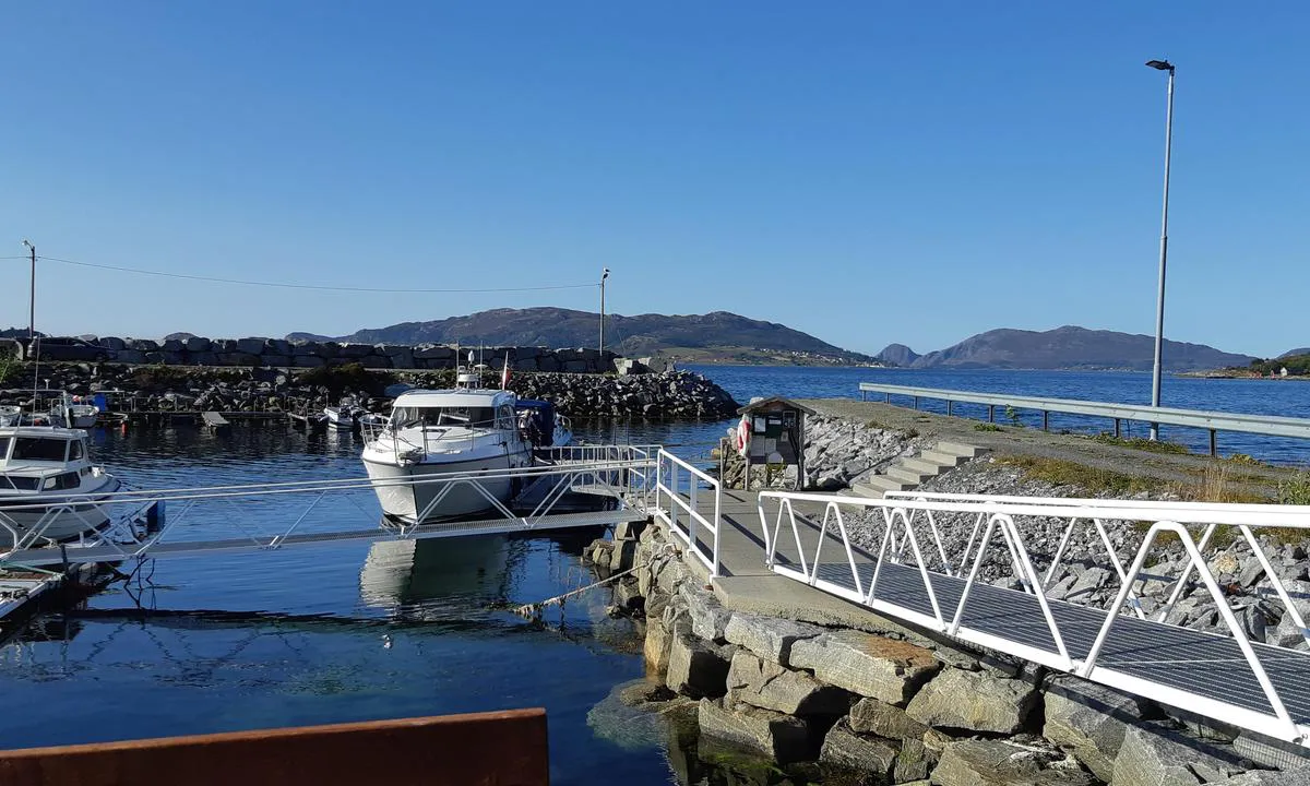 Sandvik Småbåtforening: {"base": "no", "no": "Fin havn med det meste tilgjengelig.", "se": "Fin hamn med det mesta tillg\u00e4ngligt.", "en": "Nice harbor with most amenities available.", "da": "Fin havn med det meste tilg\u00e6ngeligt."}