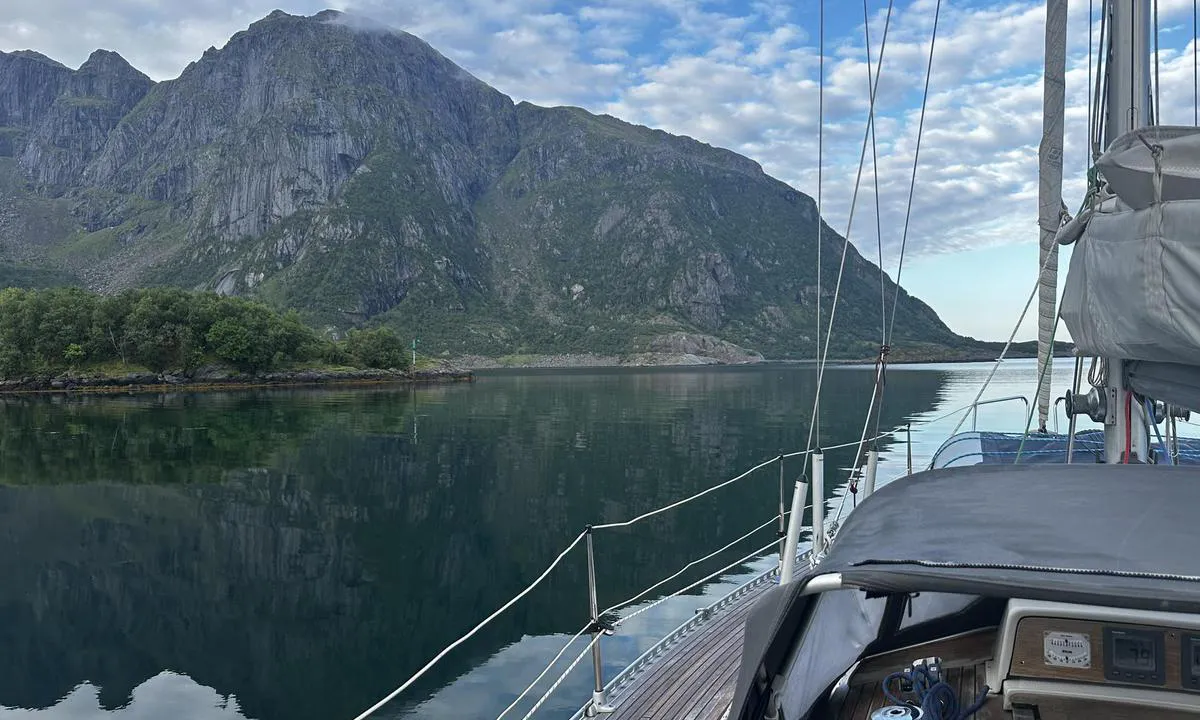 Sandvika: {"base": "no", "no": "Superstille havn, selv om det er r\u00f8dt utp\u00e5 Vestfjorden.", "se": "Superstilla hamn, \u00e4ven om det \u00e4r r\u00f6tt ute p\u00e5 Vestfjorden.", "en": "Super quiet harbor, even if it is rough out on Vestfjorden.", "da": "Superstille havn, selv om det er r\u00f8dt ude p\u00e5 Vestfjorden."}