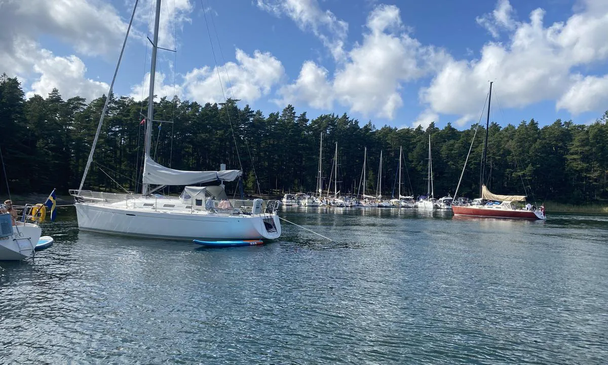 Sandviken - Hjältön: Godt beskyttet havn. Litt trafikksjø fra leden. De fleste fortøyer med dregg og lang line festet til et tre eller stein på stranden. Også mulig å ligge på svai.