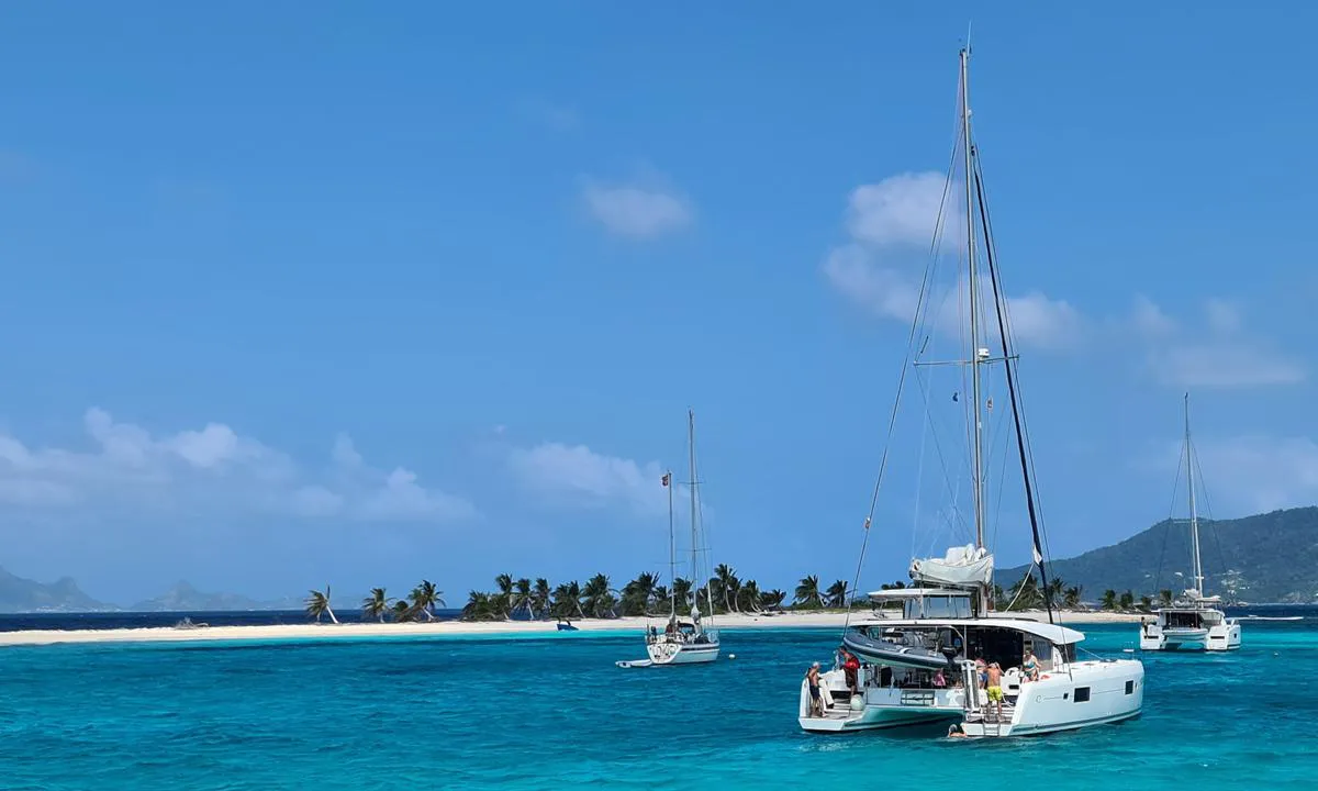 Sandy Island - Argyle: {"base": "en", "no": "b\u00f8yer til fort\u00f8yning, det er et naturreservatomr\u00e5de, voktere kommer for \u00e5 samle fort\u00f8yningsavgift", "se": "bojar att f\u00f6rt\u00f6ja vid, det \u00e4r ett naturreservatsomr\u00e5de, parkvakter kommer f\u00f6r att samla in f\u00f6rt\u00f6jningsavgift", "en": "buoys to moore, it is a natural reservation area, rangers come to collect mooring fee", "da": "b\u00f8jer til fort\u00f8jning, det er et naturreservat, rangers kommer for at opkr\u00e6ve fort\u00f8jningsafgift"}