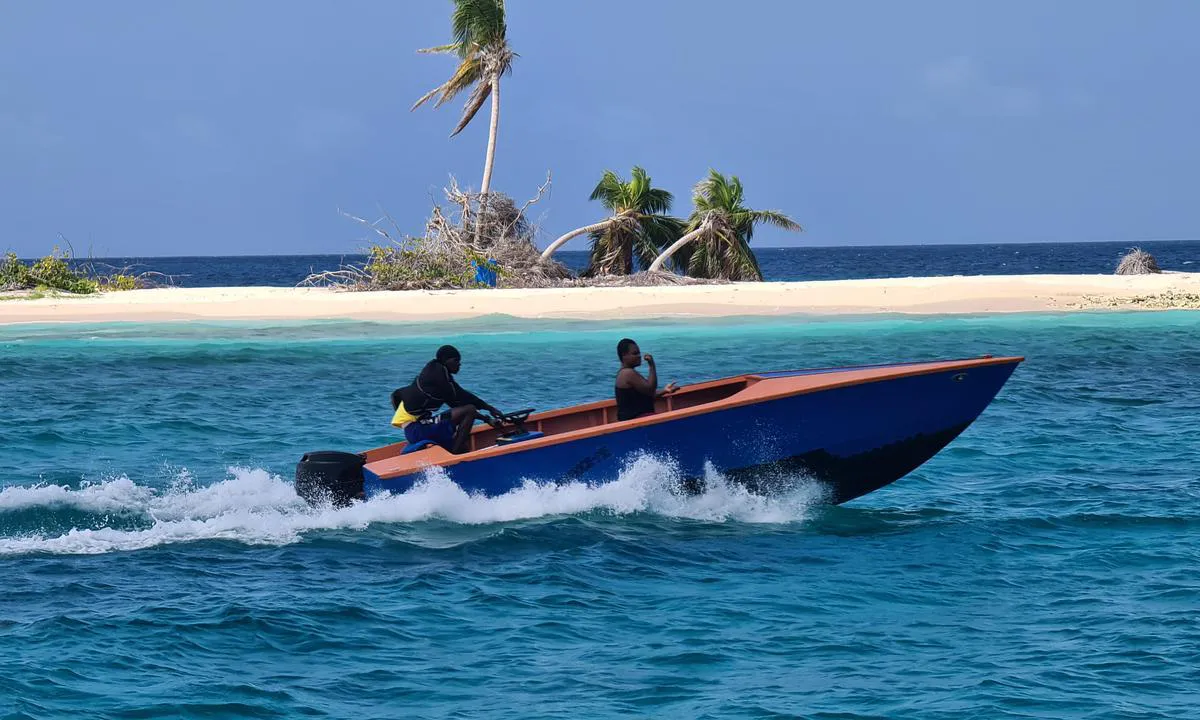 Sandy Island - Argyle: {"base": "en", "no": "Taxib\u00e5ter til fastlandet g\u00e5r fra noen f\u00e5 restauranter.", "se": "Taxib\u00e5tar till fastlandet avg\u00e5r fr\u00e5n n\u00e5gra restauranger.", "en": "Taxi boats to the mainland form a few restaurants.", "da": "Taxib\u00e5de til fastlandet fra nogle f\u00e5 restauranter."}