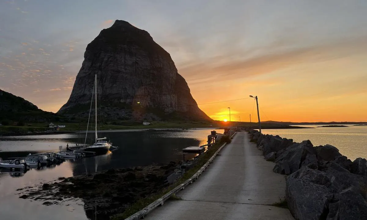 Sanna - Træna: {"base": "no", "no": "Ute p\u00e5 moloen er det ferskvann og toalett. Store b\u00e5ter/seilb\u00e5ter m\u00e5 ligge ytterst p\u00e5 flytebrygga. Det er ikke plass til mange b\u00e5ter.", "se": "Ute p\u00e5 piren finns det f\u00e4rskvatten och toalett. Stora b\u00e5tar/segelb\u00e5tar m\u00e5ste ligga ytterst p\u00e5 flytbryggan. Det finns inte plats f\u00f6r m\u00e5nga b\u00e5tar.", "en": "Out on the pier, there is fresh water and a toilet. Large boats/sailboats must dock at the outermost part of the floating dock. There is not room for many boats.", "da": "Ude p\u00e5 molen er der ferskvand og toilet. Store b\u00e5de/sejlb\u00e5de skal ligge yderst p\u00e5 flydebroen. Der er ikke plads til mange b\u00e5de."}