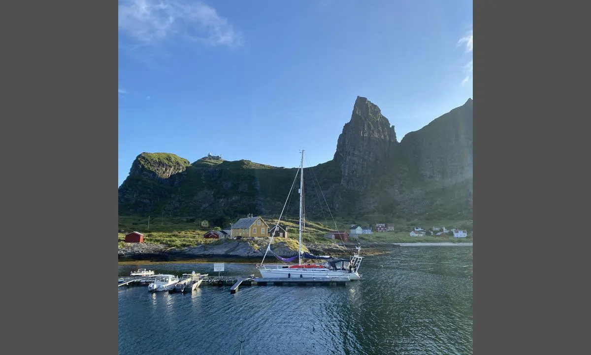 Sanna - Træna: {"base": "no", "no": "Plass til en stor b\u00e5t p\u00e5 hver side ytterst p\u00e5 flytebryggen", "se": "Plats f\u00f6r en stor b\u00e5t p\u00e5 vardera sidan ytterst p\u00e5 flytbryggan", "en": "Room for one large boat on each side at the end of the floating dock", "da": "Plads til en stor b\u00e5d p\u00e5 hver side yderst p\u00e5 flydebroen"}