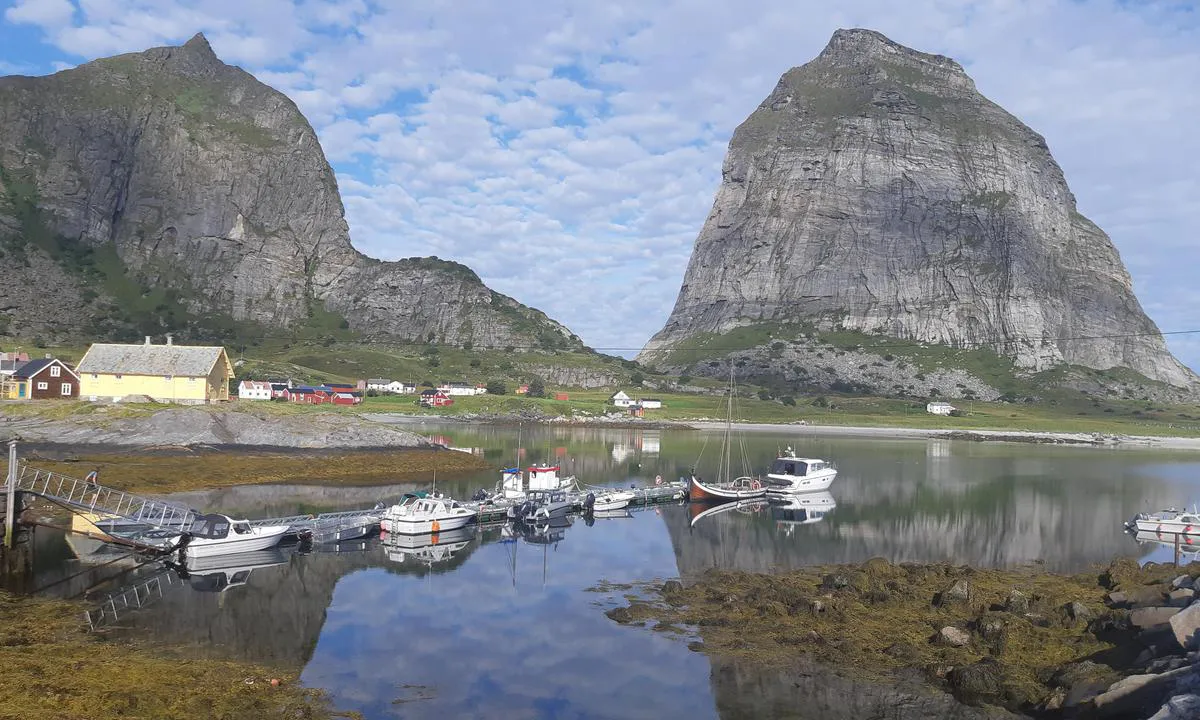 Sanna - Træna: Kun plass til en liten båt ytterst på bryggen.
Fin bunn utenfor stranden for oppankring.