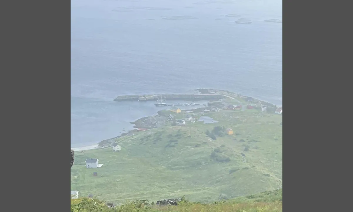 Sanna - Træna: {"base": "no", "no": "Oversikt over omr\u00e5det. Sett fra toppen. Fotturen gikk gjennom en lang bratt tunnel og kan virkelig anbefales! Nede i bygda fikk vi kj\u00f8pt vafler og kaffe p\u00e5 en hyggelig kaf\u00e9. Der fikk vi ogs\u00e5 lytte til spennende lokalhistorie!", "se": "\u00d6versikt \u00f6ver omr\u00e5det. Sett fr\u00e5n toppen. Vandringen gick genom en l\u00e5ng brant tunnel och kan verkligen rekommenderas! Nere i byn kunde vi k\u00f6pa v\u00e5fflor och kaffe p\u00e5 ett trevligt caf\u00e9. D\u00e4r fick vi ocks\u00e5 lyssna till sp\u00e4nnande lokalhistoria!", "en": "Overview of the area. Seen from the top. The hike went through a long steep tunnel and is highly recommended! Down in the village, we were able to buy waffles and coffee at a pleasant caf\u00e9. There, we also had the opportunity to listen to exciting local history!", "da": "Oversigt over omr\u00e5det. Set fra toppen. Vandreturen gik gennem en lang stejl tunnel og kan virkelig anbefales! Nede i bygden fik vi k\u00f8bt vafler og kaffe p\u00e5 en hyggelig caf\u00e9. Der fik vi ogs\u00e5 lytte til sp\u00e6ndende lokalhistorie!"}