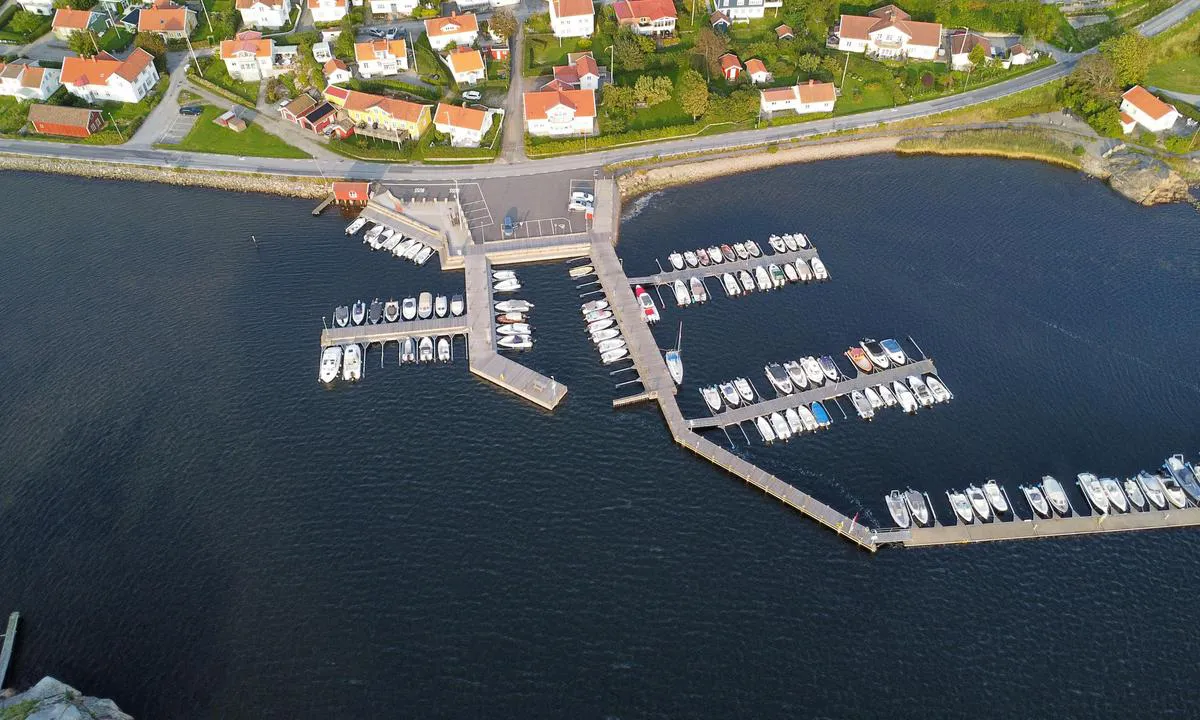 Sannäs: {"base": "no", "no": "Det er gjesteplasser p\u00e5 utsiden av de to diagonale bryggene i Sann\u00e4s", "se": "Det finns g\u00e4stplatser p\u00e5 utsidan av de tv\u00e5 diagonala bryggorna i Sann\u00e4s", "en": "There are guest spots on the outside of the two diagonal docks in Sann\u00e4s", "da": "Der er g\u00e6stepladser p\u00e5 ydersiden af de to diagonale broer i Sann\u00e4s"}