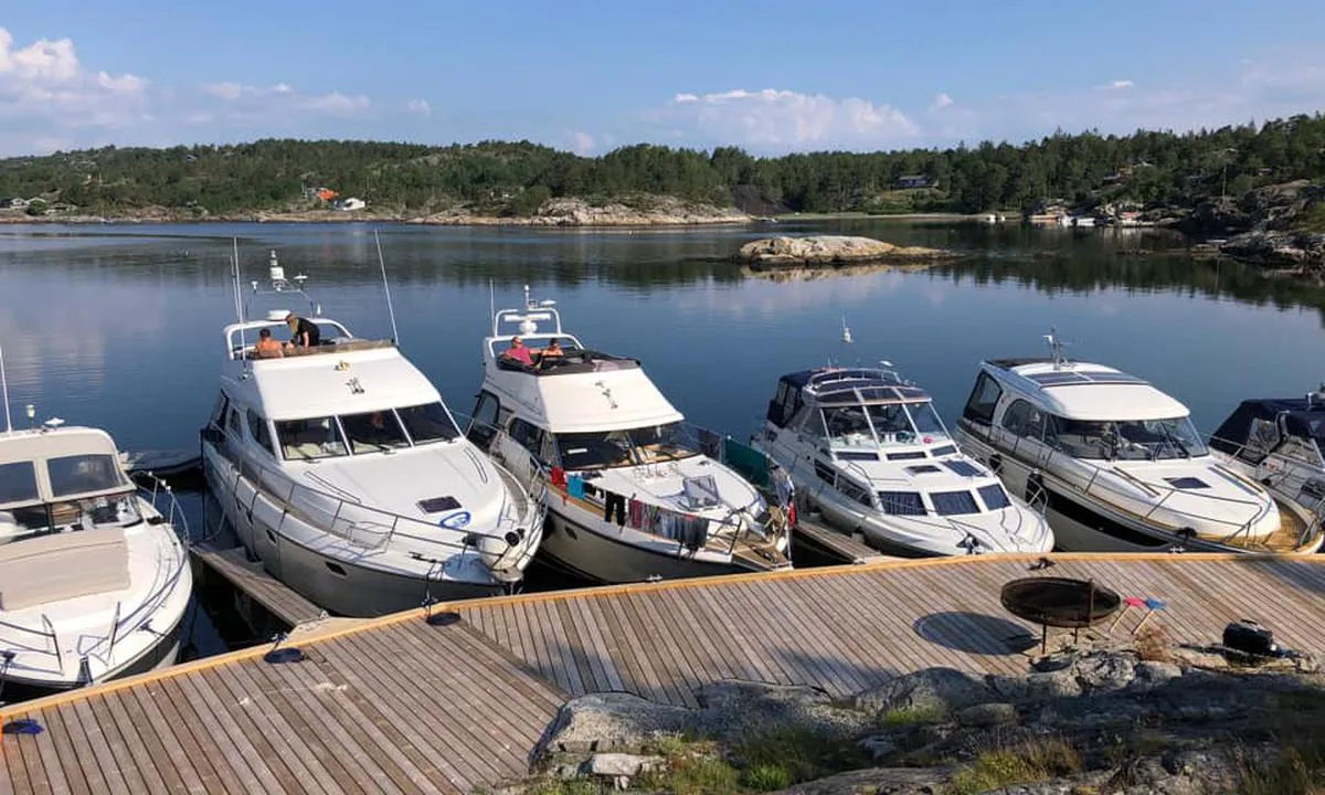 Daumannsbukta: {"base": "no", "no": "Bryggene i S\u00e5steinsundet var nye for sesongen 2021.", "se": "Bryggorna i S\u00e5steinsundet var nya f\u00f6r s\u00e4songen 2021.", "en": "The piers in S\u00e5steinsundet were new for the 2021 season.", "da": "Bryggerne i S\u00e5steinsundet var nye for s\u00e6sonen 2021."}