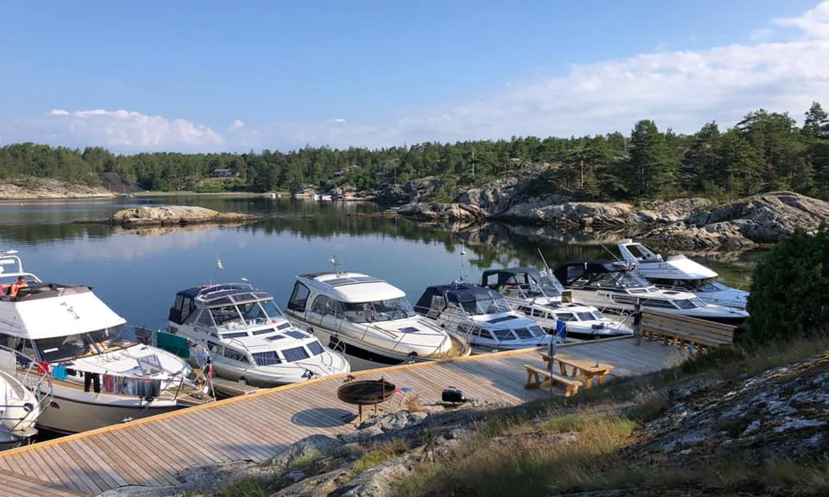 Daumannsbukta: {"base": "no", "no": "Det er noen utriggere p\u00e5 kaianlegget ved S\u00e5steinsundet.", "se": "Det finns n\u00e5gra y-bommar vid kajanl\u00e4ggningen vid S\u00e5steinsundet.", "en": "There are some outriggers on the quay facility at S\u00e5steinsundet.", "da": "Der er nogle udriggere ved kajanl\u00e6gget ved S\u00e5steinsundet."}