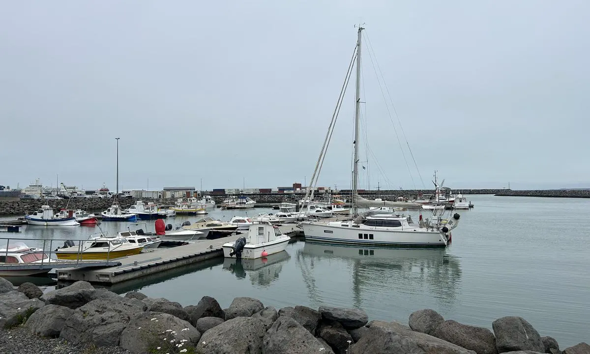 Sauðárkrókur: {"base": "en", "no": "Sm\u00e5b\u00e5thavn med tilgjengelig flytebrygge foran. For \u00e5 komme til stedet der seilb\u00e5ten v\u00e5r er parkert, m\u00e5 du v\u00e6re forsiktig, da dette siste bassenget ikke er veldig dypt.", "se": "Liten sm\u00e5b\u00e5tshamn med tillg\u00e4nglig flytande ponton framf\u00f6r. F\u00f6r att komma till platsen d\u00e4r v\u00e5r segelb\u00e5t \u00e4r parkerad m\u00e5ste du vara f\u00f6rsiktig, eftersom detta sista bass\u00e4ng inte \u00e4r s\u00e5 djup.", "en": "Small boat harbour with the accessible floating pontoon in front. To get to the spot where our sailboat is parked you have to be carefull, as this last bassin is not very deep.", "da": "Sm\u00e5b\u00e5dshavn med tilg\u00e6ngelig flydeponton foran. For at komme til stedet, hvor vores sejlb\u00e5d er parkeret, skal du v\u00e6re forsigtig, da det sidste bassin ikke er s\u00e6rlig dybt.", "fr": "Petit port pour bateaux avec le ponton flottant accessible \u00e0 l'avant. Pour atteindre l'emplacement o\u00f9 notre voilier est amarr\u00e9, il faut \u00eatre prudent, car ce dernier bassin n'est pas tr\u00e8s profond.", "de": "Kleiner Bootshafen mit dem zug\u00e4nglichen Schwimmsteg davor. Um zu dem Platz zu gelangen, an dem unser Segelboot liegt, m\u00fcssen Sie vorsichtig sein, da dieses letzte Becken nicht sehr tief ist.", "es": "Peque\u00f1o puerto para embarcaciones con un pont\u00f3n flotante accesible en frente. Para llegar al lugar donde est\u00e1 estacionado nuestro velero, debes tener cuidado, ya que este \u00faltimo estanque no es muy profundo.", "it": "Piccolo porto per imbarcazioni con il pontone galleggiante accessibile di fronte. Per raggiungere il punto in cui \u00e8 ormeggiata la nostra barca a vela \u00e8 necessario fare attenzione, poich\u00e9 quest'ultimo bacino non \u00e8 molto profondo.", "pt": "Pequeno porto para barcos com o pont\u00e3o flutuante acess\u00edvel na frente. Para chegar ao local onde nosso veleiro est\u00e1 atracado, \u00e9 preciso ter cuidado, pois este \u00faltimo tanque n\u00e3o \u00e9 muito profundo.", "nl": "Kleine jachthaven met een toegankelijke drijvende steiger aan de voorkant. Om bij de plaats te komen waar onze zeilboot ligt, moet je voorzichtig zijn, want dit laatste bassin is niet erg diep.", "pl": "Ma\u0142y port dla \u0142odzi z dost\u0119pny p\u0142ywaj\u0105cym pomostem z przodu. Aby dotrze\u0107 do miejsca, gdzie zaparkowany jest nasz \u017caglowiec, musisz by\u0107 ostro\u017cny, poniewa\u017c ostatni basen nie jest zbyt g\u0142\u0119boki.", "uk": "\u0413\u0430\u0432\u0430\u043d\u044c \u0434\u043b\u044f \u043c\u0430\u043b\u0438\u0445 \u0441\u0443\u0434\u0435\u043d \u0456\u0437 \u0434\u043e\u0441\u0442\u0443\u043f\u043d\u0438\u043c \u043f\u043b\u0430\u0432\u0443\u0447\u0438\u043c \u043f\u043e\u043d\u0442\u043e\u043d\u043e\u043c \u043f\u043e\u043f\u0435\u0440\u0435\u0434\u0443. \u0429\u043e\u0431 \u0434\u0456\u0441\u0442\u0430\u0442\u0438\u0441\u044f \u0434\u043e \u043c\u0456\u0441\u0446\u044f, \u0434\u0435 \u043f\u0440\u0438\u0448\u0432\u0430\u0440\u0442\u043e\u0432\u0430\u043d\u0438\u0439 \u043d\u0430\u0448 \u0432\u0456\u0442\u0440\u0438\u043b\u044c\u043d\u0438\u043a, \u043d\u0435\u043e\u0431\u0445\u0456\u0434\u043d\u043e \u0431\u0443\u0442\u0438 \u043e\u0431\u0435\u0440\u0435\u0436\u043d\u0438\u043c, \u043e\u0441\u043a\u0456\u043b\u044c\u043a\u0438 \u0446\u0435\u0439 \u043e\u0441\u0442\u0430\u043d\u043d\u0456\u0439 \u0431\u0430\u0441\u0435\u0439\u043d \u043d\u0435 \u0434\u0443\u0436\u0435 \u0433\u043b\u0438\u0431\u043e\u043a\u0438\u0439.", "ro": "Port mic pentru b\u0103rci cu ponton plutitor accesibil \u00een fa\u021b\u0103. Pentru a ajunge la locul unde este ancorat\u0103 barca noastr\u0103 cu vele, trebuie s\u0103 fii atent, deoarece acest ultim bazin nu este foarte ad\u00e2nc.", "tr": "\u00d6n\u00fcnde eri\u015filebilir y\u00fczer iskele bulunan k\u00fc\u00e7\u00fck tekne liman\u0131. Yelkenlimizin park etti\u011fi yere ula\u015fmak i\u00e7in dikkatli olmal\u0131s\u0131n\u0131z, \u00e7\u00fcnk\u00fc bu son havuz \u00e7ok derin de\u011fildir.", "el": "\u039c\u03b9\u03ba\u03c1\u03cc \u03bb\u03b9\u03bc\u03ac\u03bd\u03b9 \u03c3\u03ba\u03b1\u03c6\u03ce\u03bd \u03bc\u03b5 \u03c4\u03bf\u03bd \u03c0\u03c1\u03bf\u03c3\u03b2\u03ac\u03c3\u03b9\u03bc\u03bf \u03c0\u03bb\u03c9\u03c4\u03cc \u03c0\u03c1\u03bf\u03b2\u03bb\u03ae\u03c4\u03b1 \u03bc\u03c0\u03c1\u03bf\u03c3\u03c4\u03ac. \u0393\u03b9\u03b1 \u03bd\u03b1 \u03c6\u03c4\u03ac\u03c3\u03b5\u03c4\u03b5 \u03c3\u03c4\u03bf \u03c3\u03b7\u03bc\u03b5\u03af\u03bf \u03cc\u03c0\u03bf\u03c5 \u03b5\u03af\u03bd\u03b1\u03b9 \u03b4\u03b5\u03bc\u03ad\u03bd\u03bf \u03c4\u03bf \u03b9\u03c3\u03c4\u03b9\u03bf\u03c6\u03cc\u03c1\u03bf \u03bc\u03b1\u03c2 \u03c0\u03c1\u03ad\u03c0\u03b5\u03b9 \u03bd\u03b1 \u03b5\u03af\u03c3\u03c4\u03b5 \u03c0\u03c1\u03bf\u03c3\u03b5\u03ba\u03c4\u03b9\u03ba\u03bf\u03af, \u03ba\u03b1\u03b8\u03ce\u03c2 \u03b1\u03c5\u03c4\u03ae \u03b7 \u03c4\u03b5\u03bb\u03b5\u03c5\u03c4\u03b1\u03af\u03b1 \u03bb\u03b5\u03ba\u03ac\u03bd\u03b7 \u03b4\u03b5\u03bd \u03b5\u03af\u03bd\u03b1\u03b9 \u03c0\u03bf\u03bb\u03cd \u03b2\u03b1\u03b8\u03b9\u03ac.", "cs": "P\u0159\u00edstav pro mal\u00e9 lod\u011b s p\u0159\u00edstupn\u00fdm plovouc\u00edm pontonem vp\u0159edu. Abyste se dostali na m\u00edsto, kde je na\u0161e plachetnice zaparkovan\u00e1, mus\u00edte b\u00fdt opatrn\u00ed, proto\u017ee tento posledn\u00ed baz\u00e9n nen\u00ed p\u0159\u00edli\u0161 hlubok\u00fd.", "hu": "Kishaj\u00f3kik\u00f6t\u0151 az el\u00e9rhet\u0151 \u00fasz\u00f3 pontonnal el\u00f6l. Ahhoz, hogy eljusson ahhoz a helyhez, ahol a vitorl\u00e1s haj\u00f3nk parkol, \u00f3vatosnak kell lennie, mivel ez az utols\u00f3 medence nem nagyon m\u00e9ly.", "fi": "Pieni venesatama edess\u00e4 olevalla esteett\u00f6m\u00e4ll\u00e4 kelluvalla ponttonilla. P\u00e4\u00e4st\u00e4ksesi paikkaan, jossa purjeveneemme on pys\u00e4k\u00f6ity, sinun on oltava varovainen, sill\u00e4 t\u00e4m\u00e4 viimeinen allas ei ole kovin syv\u00e4.", "bg": "\u041c\u0430\u043b\u043a\u043e \u043f\u0440\u0438\u0441\u0442\u0430\u043d\u0438\u0449\u0435 \u0437\u0430 \u043b\u043e\u0434\u043a\u0438 \u0441 \u0434\u043e\u0441\u0442\u044a\u043f\u0435\u043d \u043f\u043b\u0430\u0432\u0430\u0449 \u043f\u043e\u043d\u0442\u043e\u043d \u043e\u0442\u043f\u0440\u0435\u0434. \u0417\u0430 \u0434\u0430 \u0441\u0442\u0438\u0433\u043d\u0435\u0442\u0435 \u0434\u043e \u043c\u044f\u0441\u0442\u043e\u0442\u043e, \u043a\u044a\u0434\u0435\u0442\u043e \u0435 \u043f\u0430\u0440\u043a\u0438\u0440\u0430\u043d\u0430 \u043d\u0430\u0448\u0430\u0442\u0430 \u0432\u0435\u0442\u0440\u043e\u0445\u043e\u0434\u043d\u0430 \u043b\u043e\u0434\u043a\u0430, \u0442\u0440\u044f\u0431\u0432\u0430 \u0434\u0430 \u0431\u044a\u0434\u0435\u0442\u0435 \u0432\u043d\u0438\u043c\u0430\u0442\u0435\u043b\u043d\u0438, \u0442\u044a\u0439 \u043a\u0430\u0442\u043e \u0442\u043e\u0437\u0438 \u043f\u043e\u0441\u043b\u0435\u0434\u0435\u043d \u0431\u0430\u0441\u0435\u0439\u043d \u043d\u0435 \u0435 \u043c\u043d\u043e\u0433\u043e \u0434\u044a\u043b\u0431\u043e\u043a.", "sr": "Mala luka za \u010damce sa pristupa\u010dnim plutaju\u0107im pontonom ispred. Da biste do\u0161li do mesta gde je na\u0161 jedrilica usidrena, morate biti pa\u017eljivi, jer ovaj poslednji bazen nije jako dubok.", "et": "V\u00e4ike paadisadam, mille ees on ligip\u00e4\u00e4setav ujuv pontoon. Sellesse kohta, kus meie purjekas on peatunud j\u00f5udmiseks peate olema ettevaatlik, sest viimane bassein ei ole v\u00e4ga s\u00fcgav.", "lv": "Neliela laivu osta ar pieejamu peldo\u0161u pontona platformu priek\u0161\u0101. Lai nok\u013c\u016btu l\u012bdz vietai, kur m\u016bsu burulaiva ir novietota, j\u0101b\u016bt uzman\u012bgam, jo p\u0113d\u0113jais baseins nav \u013coti dzi\u013c\u0161.", "lt": "Ma\u017e\u0173j\u0173 val\u010di\u0173 uostas su prieiga prie pl\u016bduriuojan\u010dio pontono prie\u0161akyje. Nor\u0117dami patekti \u012f viet\u0105, kurioje stovi m\u016bs\u0173 burlaivis, turite b\u016bti atsarg\u016bs, nes \u0161is paskutinis baseinas n\u0117ra labai gilus."}