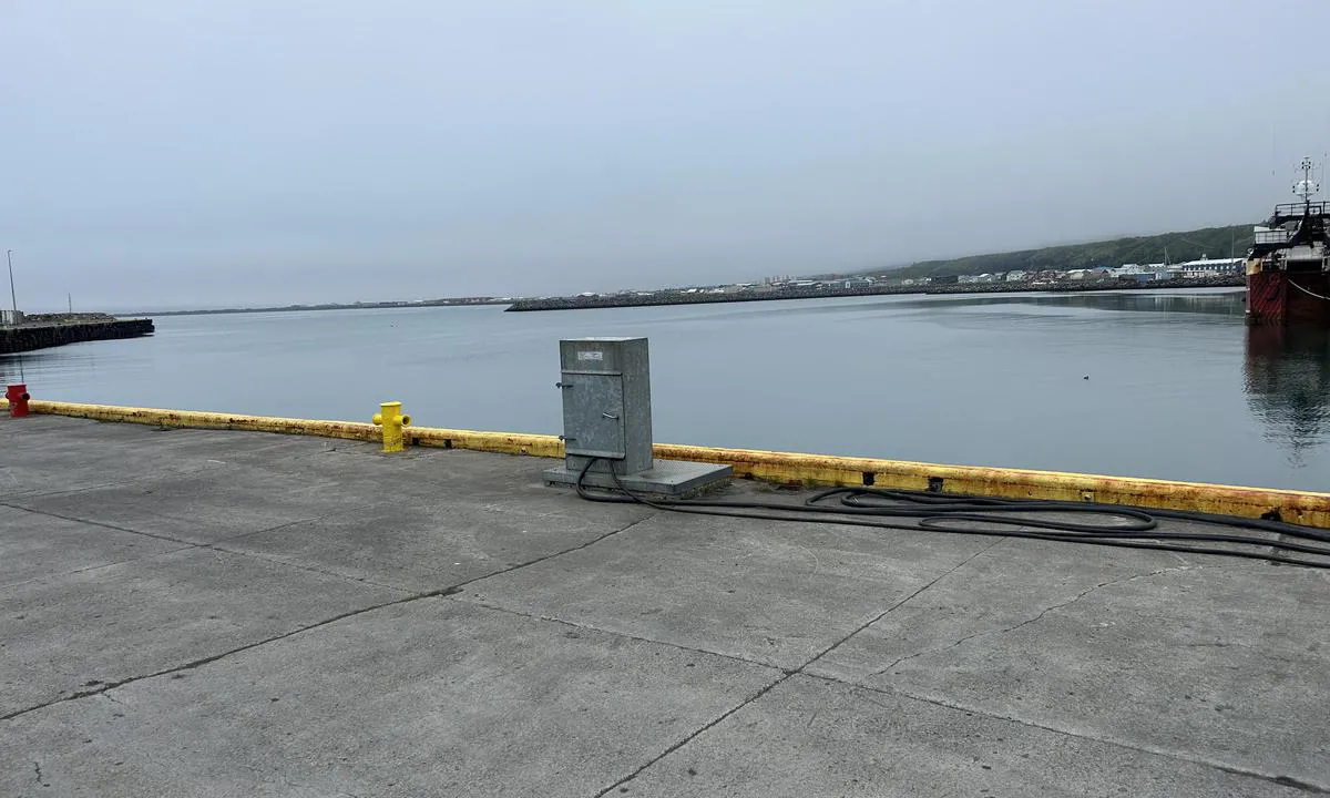 Sauðárkrókur: {"base": "en", "no": "Utsikt over hovedhavnebassenget fra havnekontoret.", "se": "Utsikt \u00f6ver huvudhamnsbass\u00e4ngen fr\u00e5n hamnkontoret.", "en": "View over the main harbour bassin from the harbourmasters office.", "da": "Udsigt over hovedhavnebassinet fra havnemesterens kontor.", "fr": "Vue sur le bassin principal du port depuis le bureau du ma\u00eetre de port.", "de": "Blick \u00fcber das Hauptbecken des Hafens vom Hafenmeisterb\u00fcro.", "es": "Vista sobre el puerto principal desde la oficina del capit\u00e1n de puerto.", "it": "Vista sul bacino principale del porto dall'ufficio del capitano del porto.", "pt": "Vista sobre o principal cais do porto a partir do escrit\u00f3rio do capit\u00e3o do porto.", "nl": "Uitzicht over het hoofdhavenbassin vanaf het kantoor van de havenmeester.", "pl": "Widok na g\u0142\u00f3wny basen portowy z biura kapitana portu.", "uk": "\u0412\u0438\u0434 \u043d\u0430 \u0433\u043e\u043b\u043e\u0432\u043d\u0438\u0439 \u043f\u043e\u0440\u0442\u043e\u0432\u0438\u0439 \u0431\u0430\u0441\u0435\u0439\u043d \u0437 \u043e\u0444\u0456\u0441\u0443 \u043f\u043e\u0440\u0442\u043e\u0432\u043e\u0433\u043e \u043c\u0430\u0439\u0441\u0442\u0440\u0430.", "ro": "Vedere asupra bazinului principal al portului din biroul c\u0103pitanului de port.", "tr": "Limandan bak\u0131ld\u0131\u011f\u0131nda ana liman havuzuna manzara.", "el": "\u0398\u03ad\u03b1 \u03c0\u03ac\u03bd\u03c9 \u03b1\u03c0\u03cc \u03c4\u03bf\u03bd \u03ba\u03cd\u03c1\u03b9\u03bf \u03bb\u03b9\u03bc\u03b5\u03bd\u03bf\u03b2\u03b1\u03c3\u03af\u03bd\u03b1 \u03b1\u03c0\u03cc \u03c4\u03bf \u03b3\u03c1\u03b1\u03c6\u03b5\u03af\u03bf \u03c4\u03bf\u03c5 \u03bb\u03b9\u03bc\u03b5\u03bd\u03ac\u03c1\u03c7\u03b7.", "cs": "Pohled na hlavn\u00ed p\u0159\u00edstavn\u00ed baz\u00e9n z kancel\u00e1\u0159e p\u0159\u00edstavn\u00edho mistra.", "hu": "Kil\u00e1t\u00e1s a f\u0151 kik\u00f6t\u0151 medenc\u00e9j\u00e9re a kik\u00f6t\u0151mester irod\u00e1j\u00e1b\u00f3l.", "fi": "N\u00e4kym\u00e4 p\u00e4\u00e4sataman altaalle satamavoudin toimistosta.", "bg": "\u0418\u0437\u0433\u043b\u0435\u0434 \u043a\u044a\u043c \u043e\u0441\u043d\u043e\u0432\u043d\u0438\u044f \u043f\u0440\u0438\u0441\u0442\u0430\u043d\u0438\u0449\u0435\u043d \u0431\u0430\u0441\u0435\u0439\u043d \u043e\u0442 \u043e\u0444\u0438\u0441\u0430 \u043d\u0430 \u043f\u0440\u0438\u0441\u0442\u0430\u043d\u0438\u0449\u043d\u0438\u044f \u043a\u0430\u043f\u0438\u0442\u0430\u043d.", "sr": "Pogled na glavni bazen luke sa kancelarije lu\u010dkog kapetana.", "et": "Vaade peahafni basseinile sadamakapteni kontorist.", "lv": "Skats uz galveno ostas baseinu no ostas kaptei\u0146a biroja.", "lt": "Vaizdas \u012f pagrindin\u012f uosto basein\u0105 i\u0161 uosto kapitono biuro."}