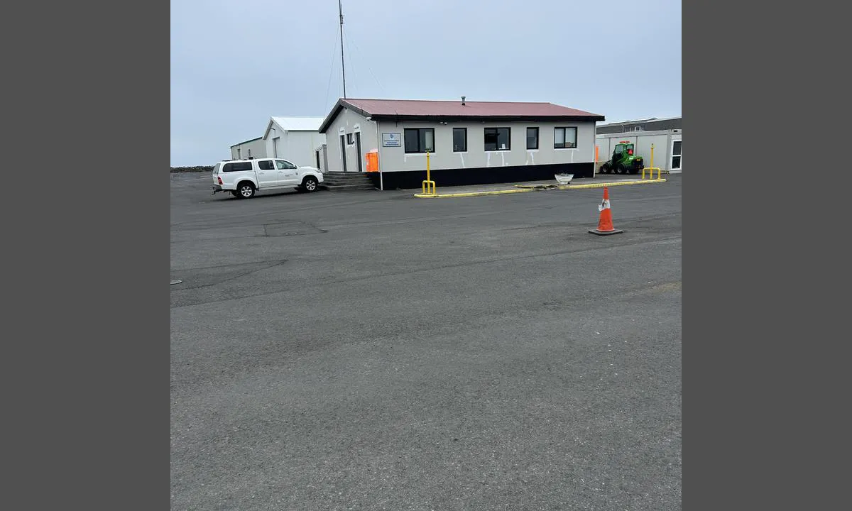 Sauðárkrókur: {"base": "en", "no": "Havnekontoret p\u00e5 den andre siden av havnen (etter FISK-fabrikken ved siden av taub\u00e5ten og cruiseskipterminalen)", "se": "Hamnkontoret ligger i andra \u00e4nden av hamnen (efter FISK-fabriken bredvid bogserb\u00e5ten och kryssningsterminalen)", "en": "The harbourmastersoffice at the other end of the harbour (after the FISK factory besides the Tugboat and the Cruiseship terminal)", "da": "Havnemesterkontoret i den anden ende af havnen (efter FISK fabrikken ved siden af Bugserb\u00e5den og Krydstogtskibsterminalen)", "fr": "Le bureau du ma\u00eetre de port \u00e0 l'autre bout du port (apr\u00e8s l'usine FISK \u00e0 c\u00f4t\u00e9 du remorqueur et du terminal des bateaux de croisi\u00e8re)", "de": "Das Hafenmeisterb\u00fcro am anderen Ende des Hafens (nach der FISK-Fabrik neben dem Schlepper und dem Kreuzfahrtschiffterminal)", "es": "La oficina del capit\u00e1n de puerto al otro extremo del puerto (despu\u00e9s de la f\u00e1brica FISK junto al remolcador y la terminal de cruceros)", "it": "L'ufficio del comandante del porto situato dall'altra parte del porto (dopo la fabbrica FISK, accanto al rimorchiatore e al terminal delle navi da crociera)", "pt": "O escrit\u00f3rio do capit\u00e3o do porto no outro extremo do porto (depois da f\u00e1brica FISK ao lado do rebocador e do terminal de navios de cruzeiro)", "nl": "Het havenkantoor aan het andere eind van de haven (na de FISK-fabriek naast de sleepboot- en cruisebotenterminal)", "pl": "Biuro kapitana portu znajduje si\u0119 na drugim ko\u0144cu portu (za fabryk\u0105 FISK obok terminalu holownik\u00f3w i wycieczkowc\u00f3w)", "uk": "\u041a\u0430\u043f\u0456\u0442\u0430\u043d\u0456\u044f \u0440\u043e\u0437\u0442\u0430\u0448\u043e\u0432\u0430\u043d\u0430 \u043d\u0430 \u0456\u043d\u0448\u043e\u043c\u0443 \u043a\u0456\u043d\u0446\u0456 \u0433\u0430\u0432\u0430\u043d\u0456 (\u0431\u0456\u043b\u044f \u0437\u0430\u0432\u043e\u0434\u0443 FISK \u043f\u043e\u0440\u0443\u0447 \u0437 \u0431\u0443\u043a\u0441\u0438\u0440\u043e\u043c \u0442\u0430 \u0442\u0435\u0440\u043c\u0456\u043d\u0430\u043b\u043e\u043c \u043a\u0440\u0443\u0457\u0437\u043d\u0438\u0445 \u0441\u0443\u0434\u0435\u043d)", "ro": "Oficiul c\u0103pitanului de port la cel\u0103lalt cap\u0103t al portului (dup\u0103 fabrica FISK l\u00e2ng\u0103 remorcher \u0219i terminalul de nave de croazier\u0103)", "tr": "Liman\u0131n di\u011fer ucunda bulunan liman ba\u015fkanl\u0131\u011f\u0131 ofisi (FISK fabrikas\u0131ndan sonra, r\u00f6mork\u00f6r ve yolcu gemisi terminalinin yan\u0131nda)", "el": "\u03a4\u03bf \u03b3\u03c1\u03b1\u03c6\u03b5\u03af\u03bf \u03c4\u03bf\u03c5 \u03bb\u03b9\u03bc\u03b5\u03bd\u03ac\u03c1\u03c7\u03b7 \u03b2\u03c1\u03af\u03c3\u03ba\u03b5\u03c4\u03b1\u03b9 \u03c3\u03c4\u03bf \u03ac\u03bb\u03bb\u03bf \u03ac\u03ba\u03c1\u03bf \u03c4\u03bf\u03c5 \u03bb\u03b9\u03bc\u03b1\u03bd\u03b9\u03bf\u03cd (\u03bc\u03b5\u03c4\u03ac \u03c4\u03bf \u03b5\u03c1\u03b3\u03bf\u03c3\u03c4\u03ac\u03c3\u03b9\u03bf FISK \u03b4\u03af\u03c0\u03bb\u03b1 \u03c3\u03c4\u03bf \u03c1\u03c5\u03bc\u03bf\u03c5\u03bb\u03ba\u03cc \u03ba\u03b1\u03b9 \u03c4\u03bf\u03bd \u03c4\u03b5\u03c1\u03bc\u03b1\u03c4\u03b9\u03ba\u03cc \u03c3\u03c4\u03b1\u03b8\u03bc\u03cc \u03c4\u03c9\u03bd \u03ba\u03c1\u03bf\u03c5\u03b1\u03b6\u03b9\u03b5\u03c1\u03cc\u03c0\u03bb\u03bf\u03b9\u03c9\u03bd)", "cs": "Kancel\u00e1\u0159 p\u0159\u00edstavn\u00edho mistra na druh\u00e9m konci p\u0159\u00edstavu (za tov\u00e1rnou FISK vedle remork\u00e9ru a termin\u00e1lu v\u00fdletn\u00edch lod\u00ed)", "hu": "A kik\u00f6t\u0151mester irod\u00e1ja a kik\u00f6t\u0151 m\u00e1sik v\u00e9g\u00e9ben tal\u00e1lhat\u00f3 (a FISK gy\u00e1r ut\u00e1n, a Vontat\u00f3haj\u00f3 \u00e9s a Tengeri Haj\u00f3k Termin\u00e1lja mellett)", "fi": "Satamakapteenin toimisto sataman toisessa p\u00e4\u00e4ss\u00e4 (FISK-tehtaan j\u00e4lkeen, hinaajan ja risteilyalusterminaalin vieress\u00e4)", "bg": "\u041e\u0444\u0438\u0441\u044a\u0442 \u043d\u0430 \u043f\u0440\u0438\u0441\u0442\u0430\u043d\u0438\u0449\u043d\u0438\u044f \u043a\u0430\u043f\u0438\u0442\u0430\u043d \u0435 \u0432 \u0434\u0440\u0443\u0433\u0438\u044f \u043a\u0440\u0430\u0439 \u043d\u0430 \u043f\u0440\u0438\u0441\u0442\u0430\u043d\u0438\u0449\u0435\u0442\u043e (\u0441\u043b\u0435\u0434 \u0444\u0430\u0431\u0440\u0438\u043a\u0430\u0442\u0430 FISK \u0434\u043e \u0431\u0443\u043a\u0441\u0438\u0440\u0430 \u0438 \u0442\u0435\u0440\u043c\u0438\u043d\u0430\u043b\u0430 \u0437\u0430 \u043a\u0440\u0443\u0438\u0437\u043d\u0438 \u043a\u043e\u0440\u0430\u0431\u0438)", "sr": "Lu\u010dka kapetanija na drugom kraju luke (posle FISK fabrike pored terminala za teglja\u010de i kruzere)", "et": "Sadamakapteni kontor asub sadama teises otsas (p\u00e4rast FISKi tehast pukseeri ja kruiisilaevade terminali k\u00f5rval)", "lv": "Ostas kaptei\u0146a birojs at ostas otr\u0101 gal\u0101 (aiz FISK fabrikas, l\u012bdz\u0101s velko\u0146u un kru\u012bza ku\u0123u termin\u0101\u013ciem)", "lt": "Uosto kapiton\u0173 biuras yra kitame uosto gale (po FISK gamyklos, \u0161alia vilkik\u0173 ir kruizini\u0173 laiv\u0173 terminalo)"}