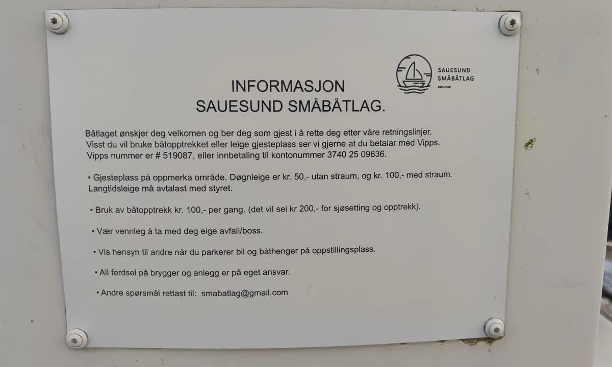 Sauesund Småbåthamn: {"base": "no", "no": "Havneleie 100 uten str\u00f8m, 150 med da jeg bes\u00f8kte havnen.", "se": "Hamnavgift 100 utan el, 150 med n\u00e4r jag bes\u00f6kte hamnen.", "en": "Harbour fee 100 without power, 150 with when I visited the harbour.", "da": "Havneleje 100 uden str\u00f8m, 150 med da jeg bes\u00f8gte havnen.", "fr": "Frais de port 100 sans \u00e9lectricit\u00e9, 150 avec lors de ma visite du port.", "de": "<p>Hafengeb\u00fchr 100 ohne Strom, 150 mit, als ich den Hafen besuchte.</p>", "es": "Tarifa del puerto 100 sin electricidad, 150 con electricidad cuando visit\u00e9 el puerto.", "it": "Tariffa del porto 100 senza elettricit\u00e0, 150 con quando ho visitato il porto.", "pt": "Taxa do porto 100 sem eletricidade, 150 com quando visitei o porto.", "nl": "Havengeld 100 zonder stroom, 150 met tijdens mijn bezoek aan de haven.", "pl": "Op\u0142ata za port 100 bez pr\u0105du, 150 z pr\u0105dem, kiedy odwiedzi\u0142em port.", "uk": "\u0421\u0442\u043e\u044f\u043d\u043a\u0430 \u0432 \u043f\u043e\u0440\u0442\u0443 100 \u0431\u0435\u0437 \u0435\u043b\u0435\u043a\u0442\u0440\u0438\u043a\u0438, 150 \u0456\u0437 \u0435\u043b\u0435\u043a\u0442\u0440\u0438\u043a\u043e\u044e, \u043a\u043e\u043b\u0438 \u044f \u0432\u0456\u0434\u0432\u0456\u0434\u0443\u0432\u0430\u0432 \u043f\u043e\u0440\u0442.", "ro": "Taxa de port 100 f\u0103r\u0103 curent, 150 cu curent c\u00e2nd am vizitat portul.", "tr": "Limanda konaklama \u00fccreti elektrik dahil de\u011filken 100, elektrik dahilken 150 olarak belirlendi, liman\u0131 ziyaret etti\u011fimde.", "el": "\u039b\u03b9\u03bc\u03b5\u03bd\u03b9\u03ba\u03ac \u03c4\u03ad\u03bb\u03b7 100 \u03c7\u03c9\u03c1\u03af\u03c2 \u03c1\u03b5\u03cd\u03bc\u03b1, 150 \u03bc\u03b5 \u03cc\u03c4\u03b1\u03bd \u03b5\u03c0\u03b9\u03c3\u03ba\u03ad\u03c6\u03c4\u03b7\u03ba\u03b1 \u03c4\u03bf \u03bb\u03b9\u03bc\u03ac\u03bd\u03b9.", "cs": "P\u0159\u00edstavn\u00ed poplatek 100 bez elekt\u0159iny, 150 s elekt\u0159inou, kdy\u017e jsem nav\u0161t\u00edvil p\u0159\u00edstav.", "hu": "Kik\u00f6t\u0151hely d\u00edja 100 \u00e1ram n\u00e9lk\u00fcl, 150 \u00e1rammal, amikor megl\u00e1togattam a kik\u00f6t\u0151t.", "fi": "Satamavuokra 100 ilman s\u00e4hk\u00f6\u00e4, 150 s\u00e4hk\u00f6ll\u00e4 kun vierailin satamassa.", "bg": "\u041f\u0440\u0438\u0441\u0442\u0430\u043d\u0438\u0449\u043d\u0438 \u0442\u0430\u043a\u0441\u0438 100 \u0431\u0435\u0437 \u0442\u043e\u043a, 150 \u0441 \u0442\u043e\u043a, \u043a\u043e\u0433\u0430\u0442\u043e \u043f\u043e\u0441\u0435\u0442\u0438\u0445 \u043f\u0440\u0438\u0441\u0442\u0430\u043d\u0438\u0449\u0435\u0442\u043e.", "sr": "Lu\u010dka pristojba 100 bez struje, 150 sa strujom kada sam posetio luku.", "et": "Sadamatasu 100 ilma elektrita, 150 elektriga, kui ma sadamat k\u00fclastasin.", "lv": "Ostas nomas maksa ir 100 bez elektr\u012bbas, 150 ar elektr\u012bbu, kad es apmekl\u0113ju ostu.", "lt": "Uosto mokestis 100 be elektros, 150 su, kai lankiausi uoste."}