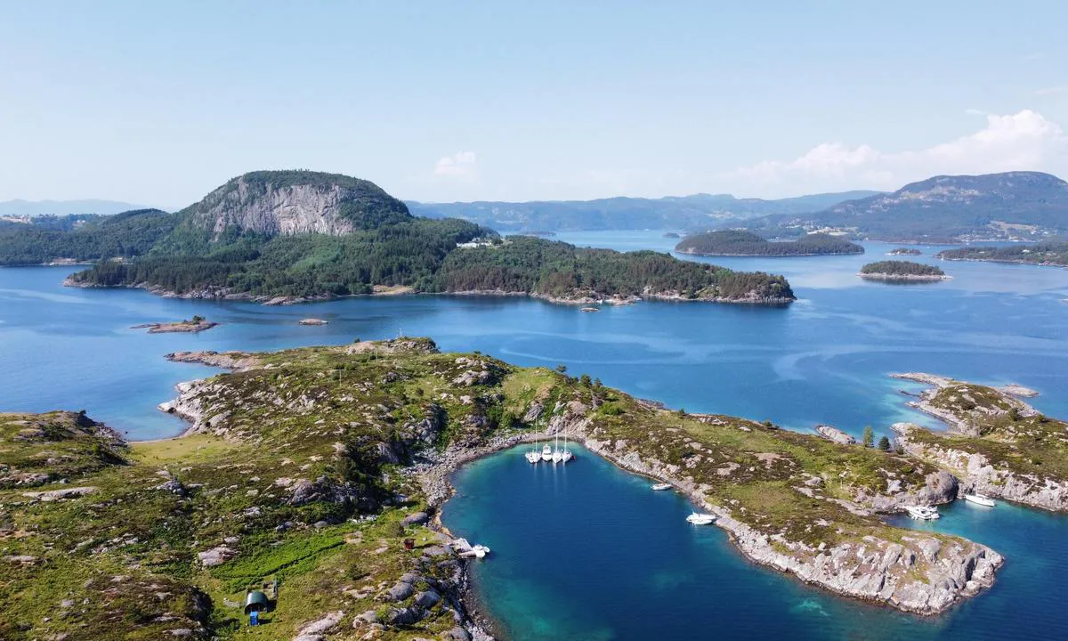 Sauøy: {"base": "no", "no": "Sau\u00f8y", "se": "Sau\u00f6", "en": "Sau\u00f8y", "da": "Sauv\u00f8"}