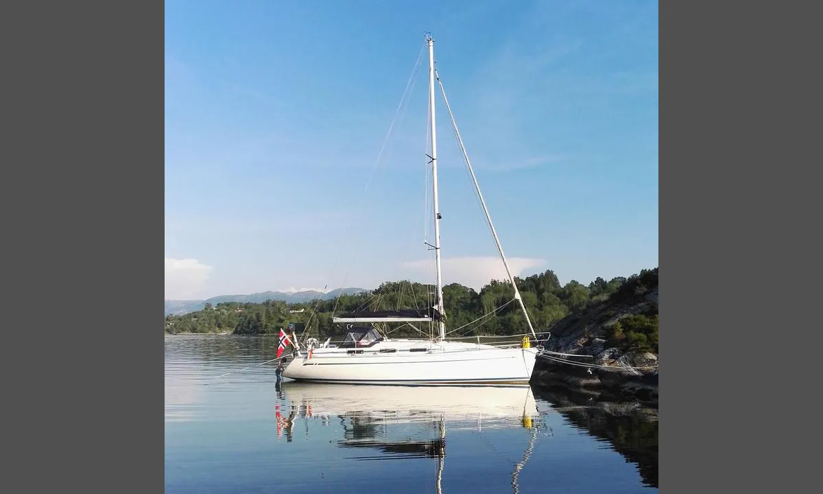 Sauøy SØ: {"base": "no", "no": "Her ligger vi p\u00e5 vestsiden av bukta - baugen peker rett vest.", "se": "H\u00e4r ligger vi p\u00e5 v\u00e4stsidan av bukten - f\u00f6ren pekar rakt v\u00e4sterut.", "en": "Here we are on the west side of the bay - the bow points directly west.", "da": "Her ligger vi p\u00e5 vestsiden af bugten - st\u00e6vnen peger ret vest."}