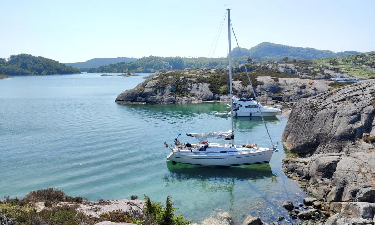 Sauøy SØ: {"base": "no", "no": "B\u00e5ten stikker 1.85 og flyter akkurat s\u00e5vidt her. Det er sandbunn, s\u00e5 ingen krise om man dumper littegrann nedp\u00e5.", "se": "B\u00e5ten sticker 1,85 och flyter precis s\u00e5 h\u00e4r. Det \u00e4r sandbotten, s\u00e5 ingen kris om man st\u00f6ter i lite grand.", "en": "The boat has a draft of 1.85 meters and just barely floats here. The bottom is sandy, so it's not a crisis if you touch down a little bit.", "da": "B\u00e5den stikker 1,85 og flyder akkurat s\u00e5vidt her. Det er sandbund, s\u00e5 ingen krise hvis man dumper littegrann nedp\u00e5."}