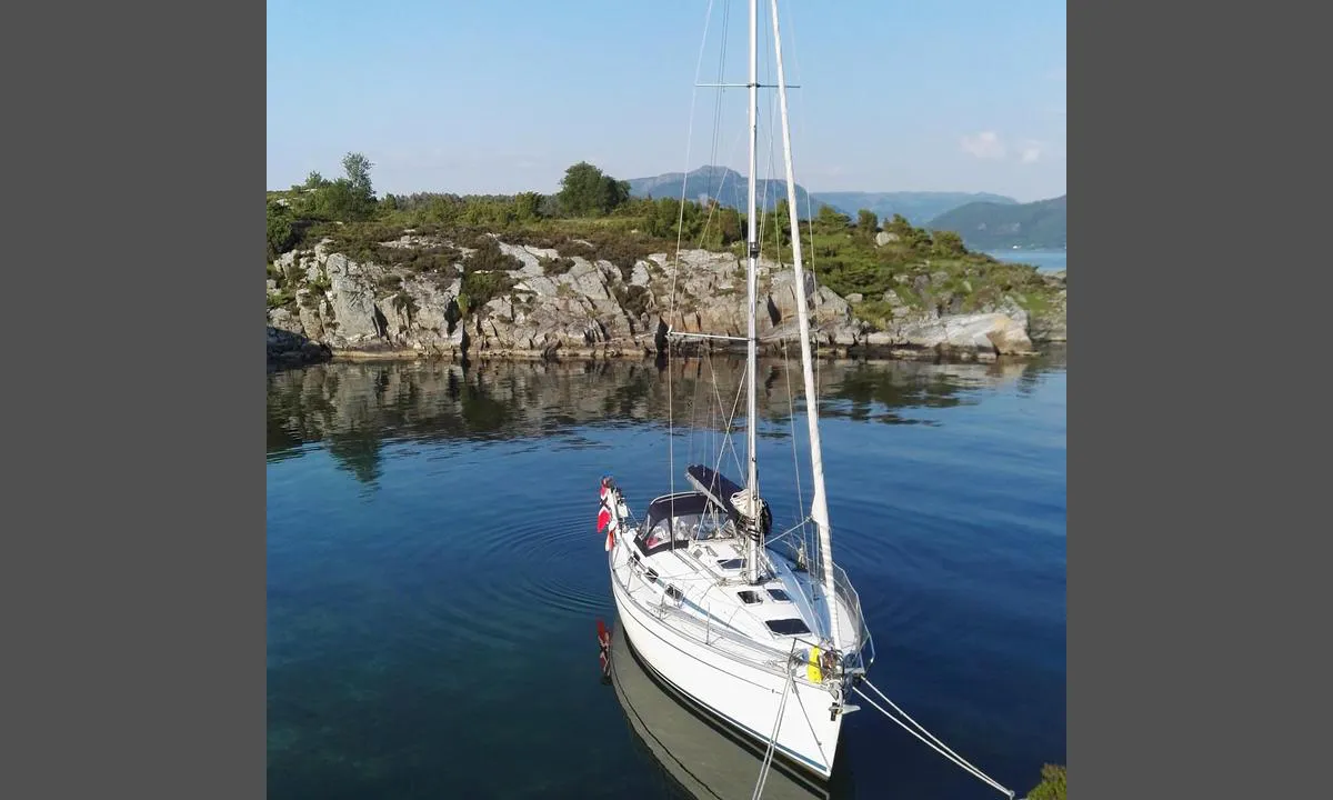 Sauøy SØ: {"base": "no", "no": "Her ogs\u00e5 fort\u00f8yd med baugen mot Vest", "se": "H\u00e4r ocks\u00e5 f\u00f6rt\u00f6jd med f\u00f6ren mot v\u00e4st", "en": "Here also moored with the bow facing West", "da": "Her ogs\u00e5 fort\u00f8jet med st\u00e6vnen mod vest"}