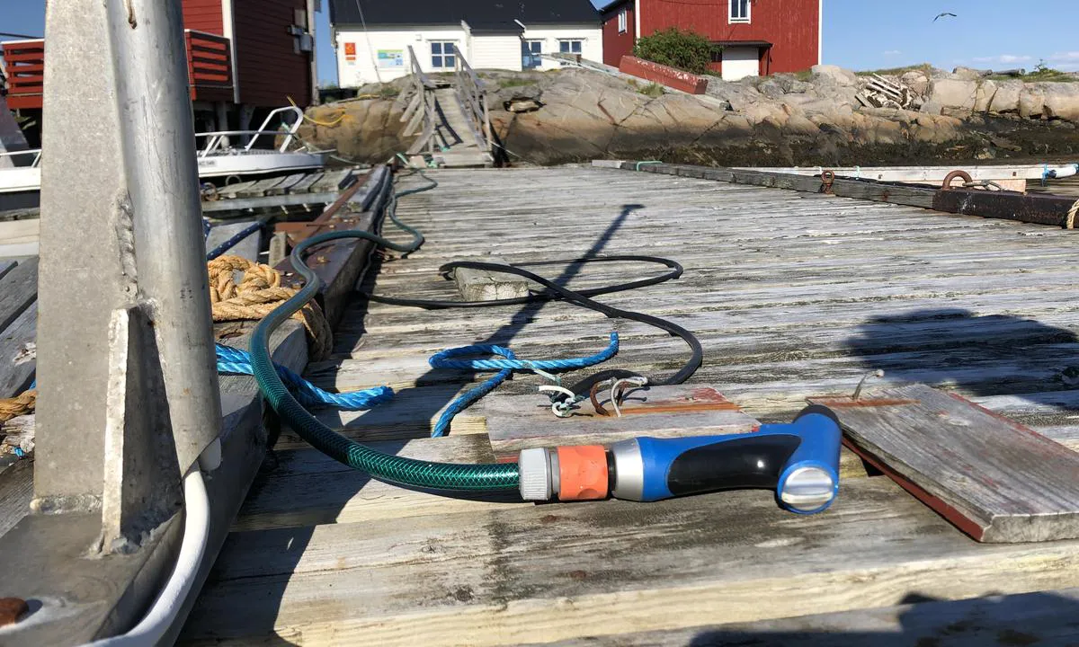 Det er ferskvann i havna på Sauøya. Strøm er planlagt, men ikke koblet ferdig enda (juni 2021).