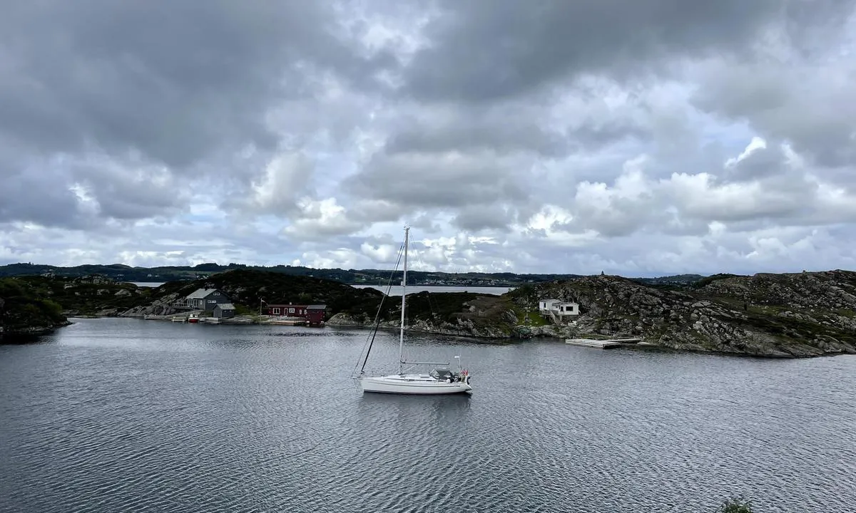 Sauøya - Kopervik: {"base": "no", "no": "Mot vest med Karmsundet i bakgrunnen.", "se": "Mot v\u00e4st med Karmsundet i bakgrunden.", "en": "To the west with Karmsundet in the background.", "da": "Mod vest med Karmsundet i baggrunden."}