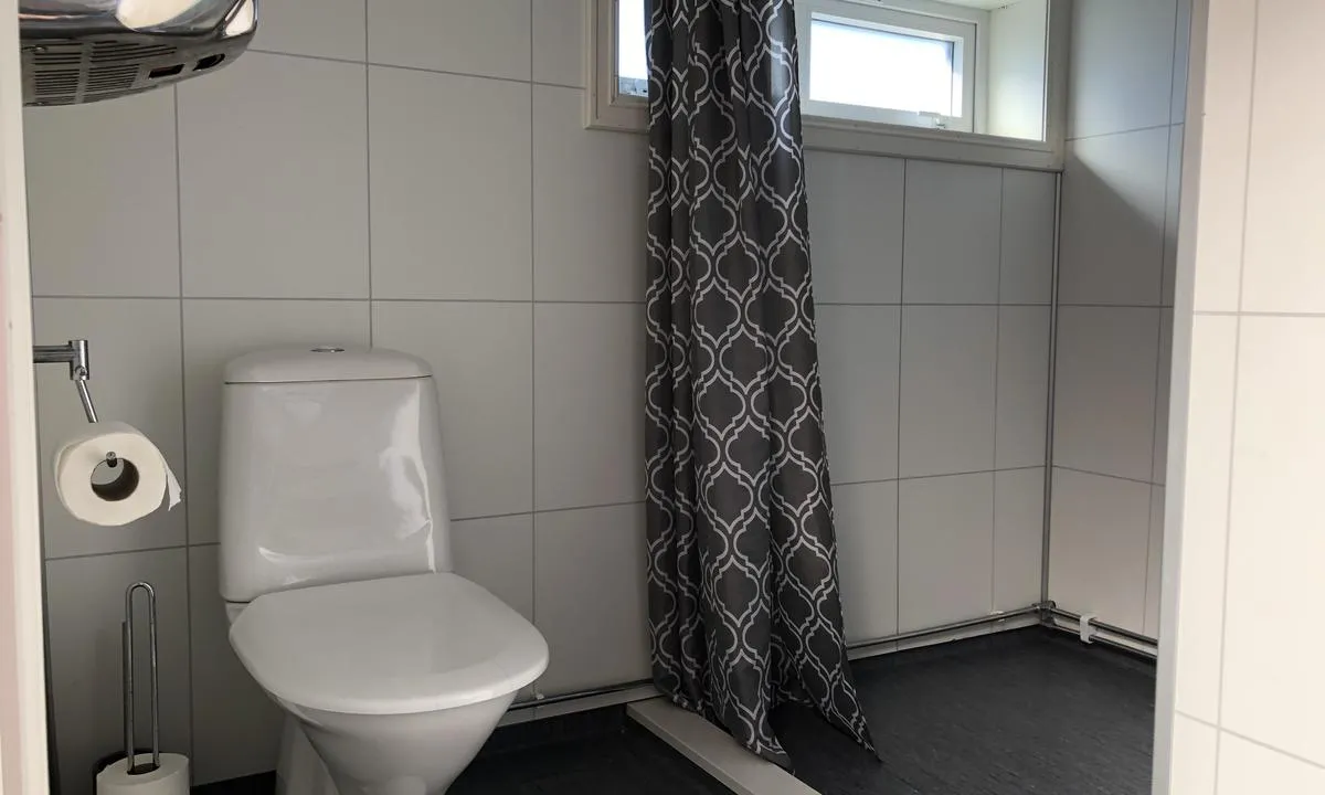 I gjestehavna på Sauøya er det dusj og toalett som kan benyttes av båtfolk.