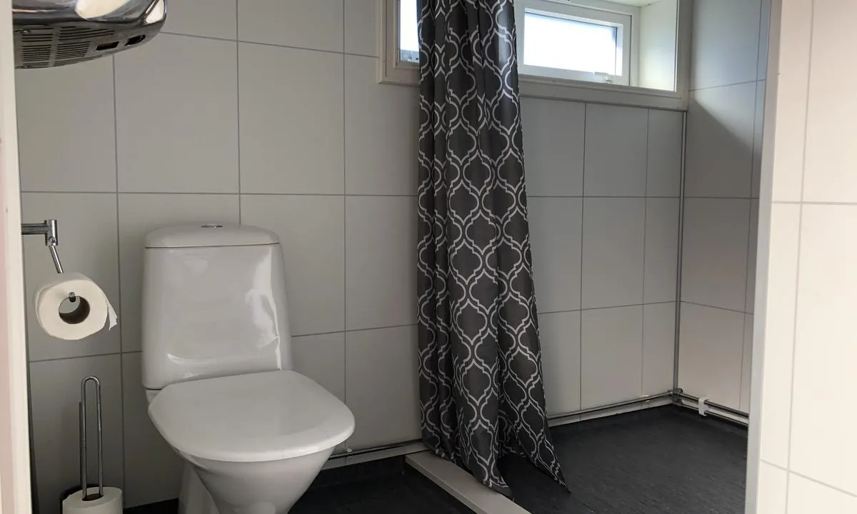 Sauøya: {"base": "no", "no": "I gjestehavna p\u00e5 Sau\u00f8ya er det dusj og toalett som kan benyttes av b\u00e5tfolk.", "se": "I g\u00e4sthamnen p\u00e5 Sau\u00f8ya finns dusch och toalett som kan anv\u00e4ndas av b\u00e5tfolk.", "en": "In the guest harbor on Sau\u00f8ya, there are showers and toilets available for boaters.", "da": "I g\u00e6stehavnen p\u00e5 Sau\u00f8ya er der bruser og toilet, som kan benyttes af b\u00e5dfolk."}