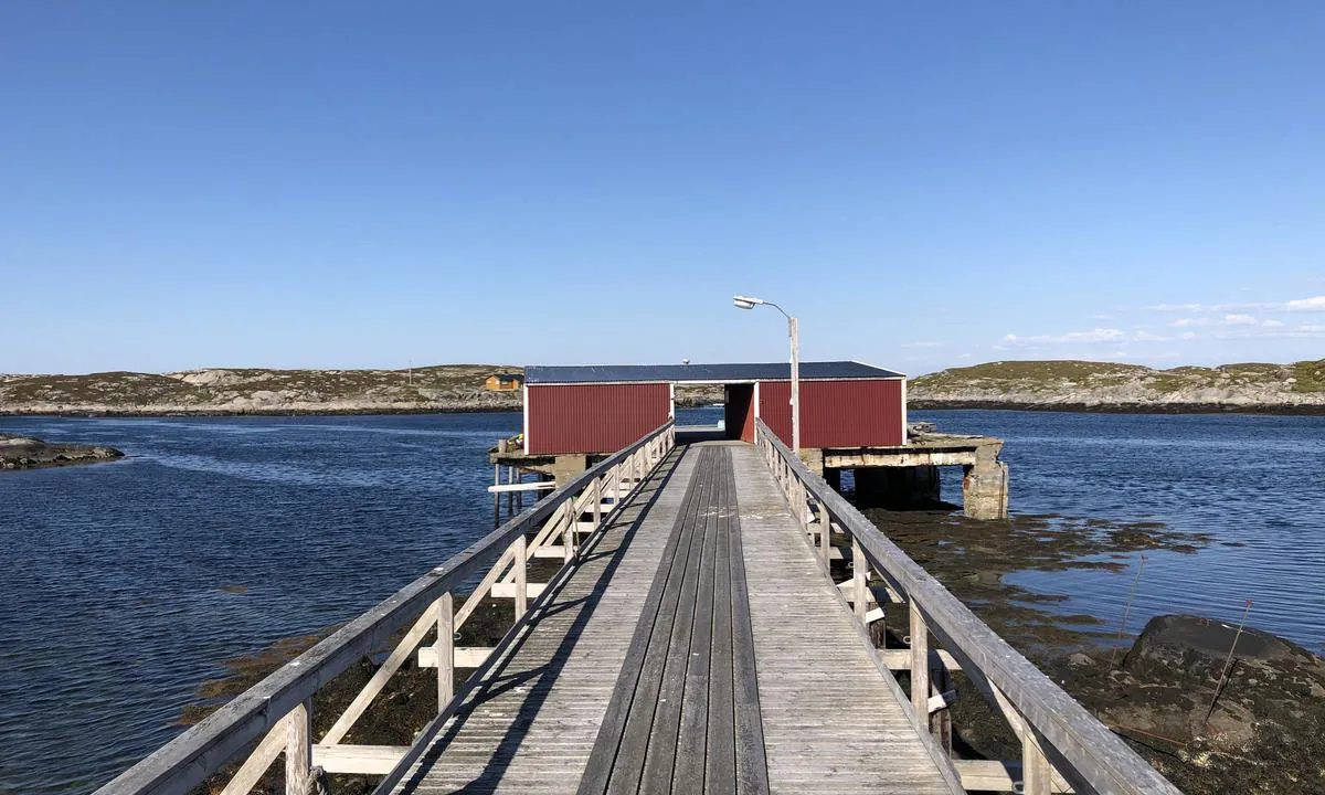 Sauøya: {"base": "no", "no": "Ruteb\u00e5tkaia p\u00e5 Sau\u00f8ya.", "se": "Ruttb\u00e5tskajen p\u00e5 Sau\u00f8ya.", "en": "The ferry dock at Sau\u00f8ya.", "da": "Ruteb\u00e5dskajen p\u00e5 Sau\u00f8ya."}